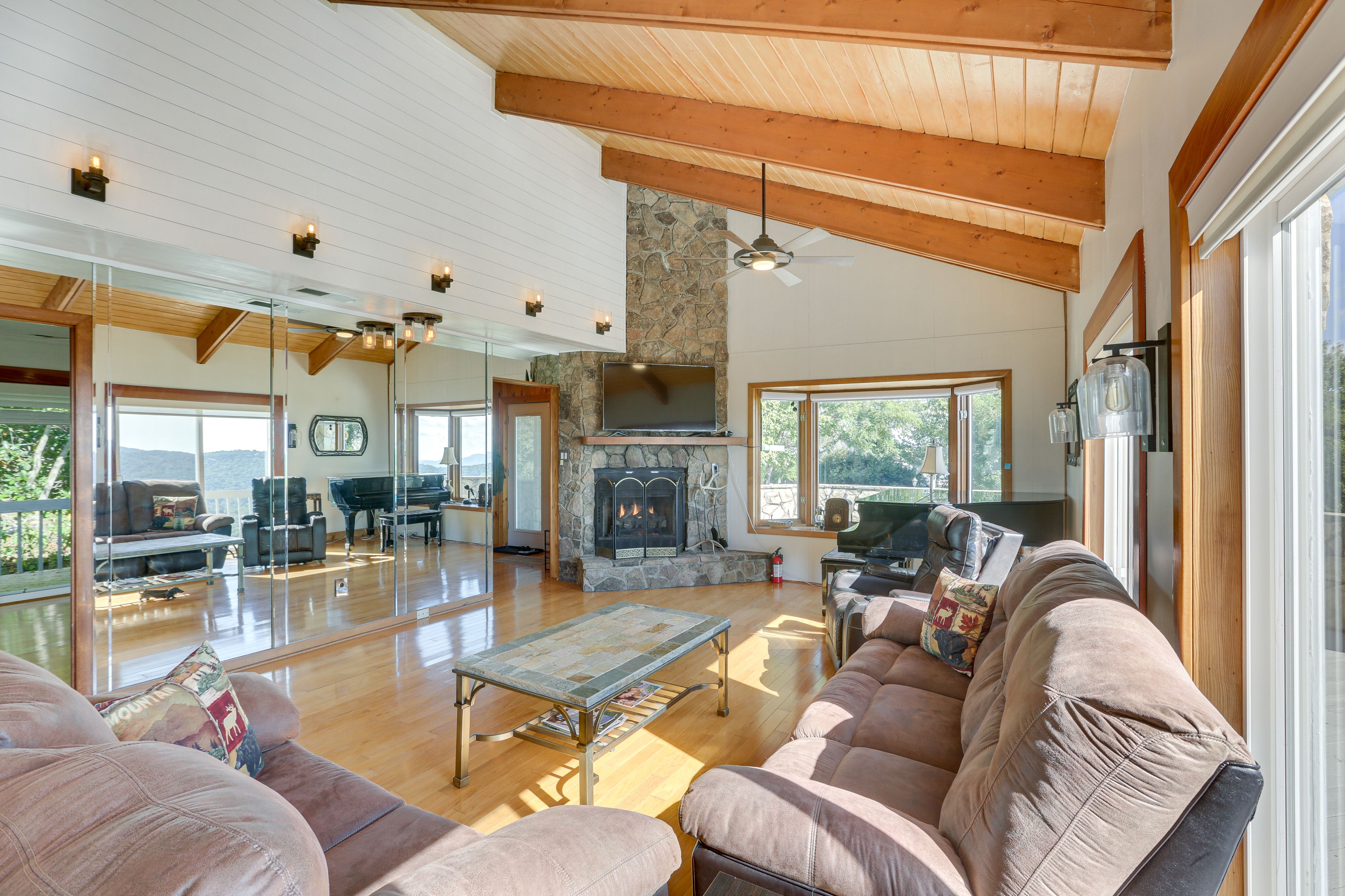 Living Room | Free WiFi | Central A/C & Heat | Roku TV | Gas Log Fireplace