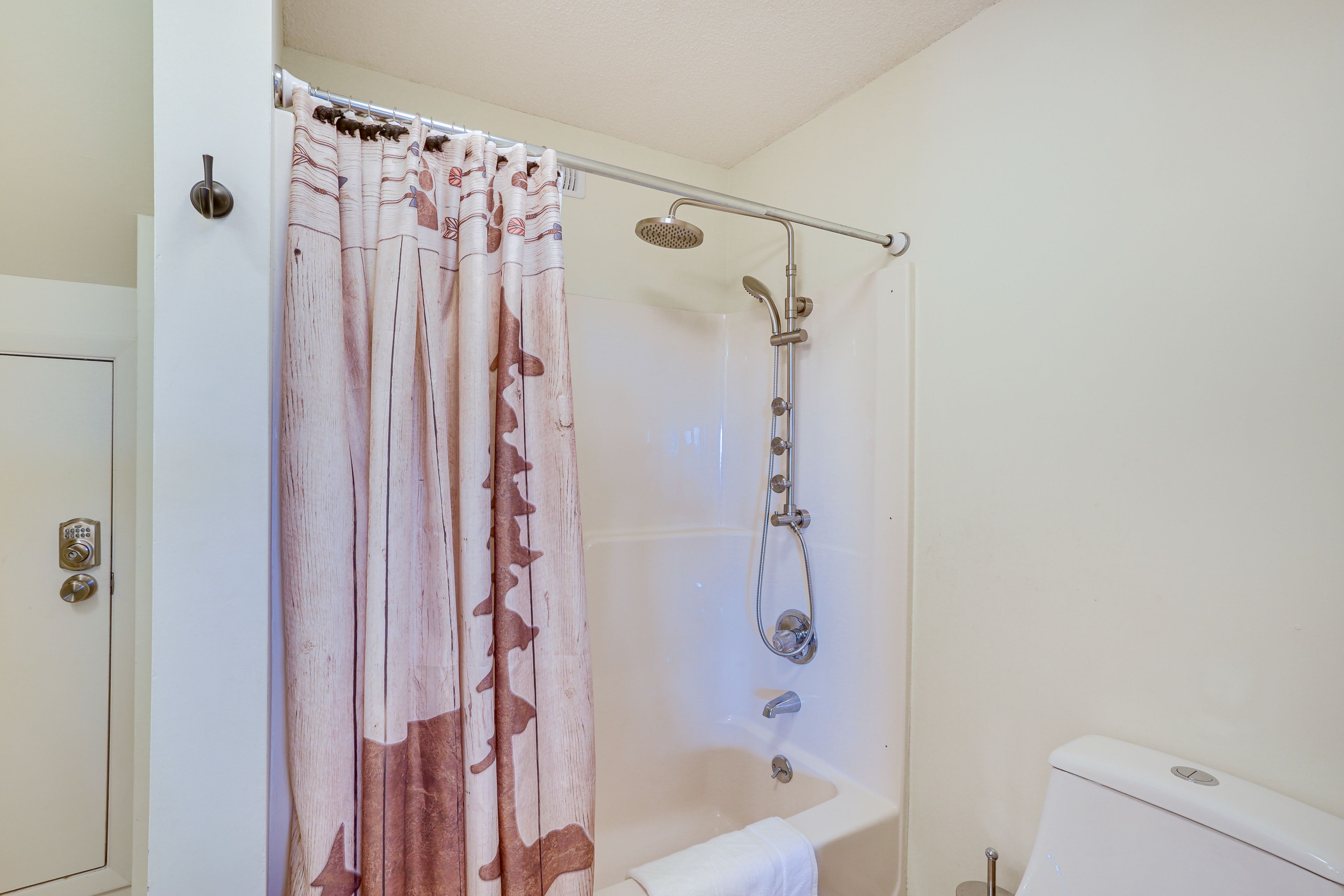 Full Bathroom | Complimentary Toiletries