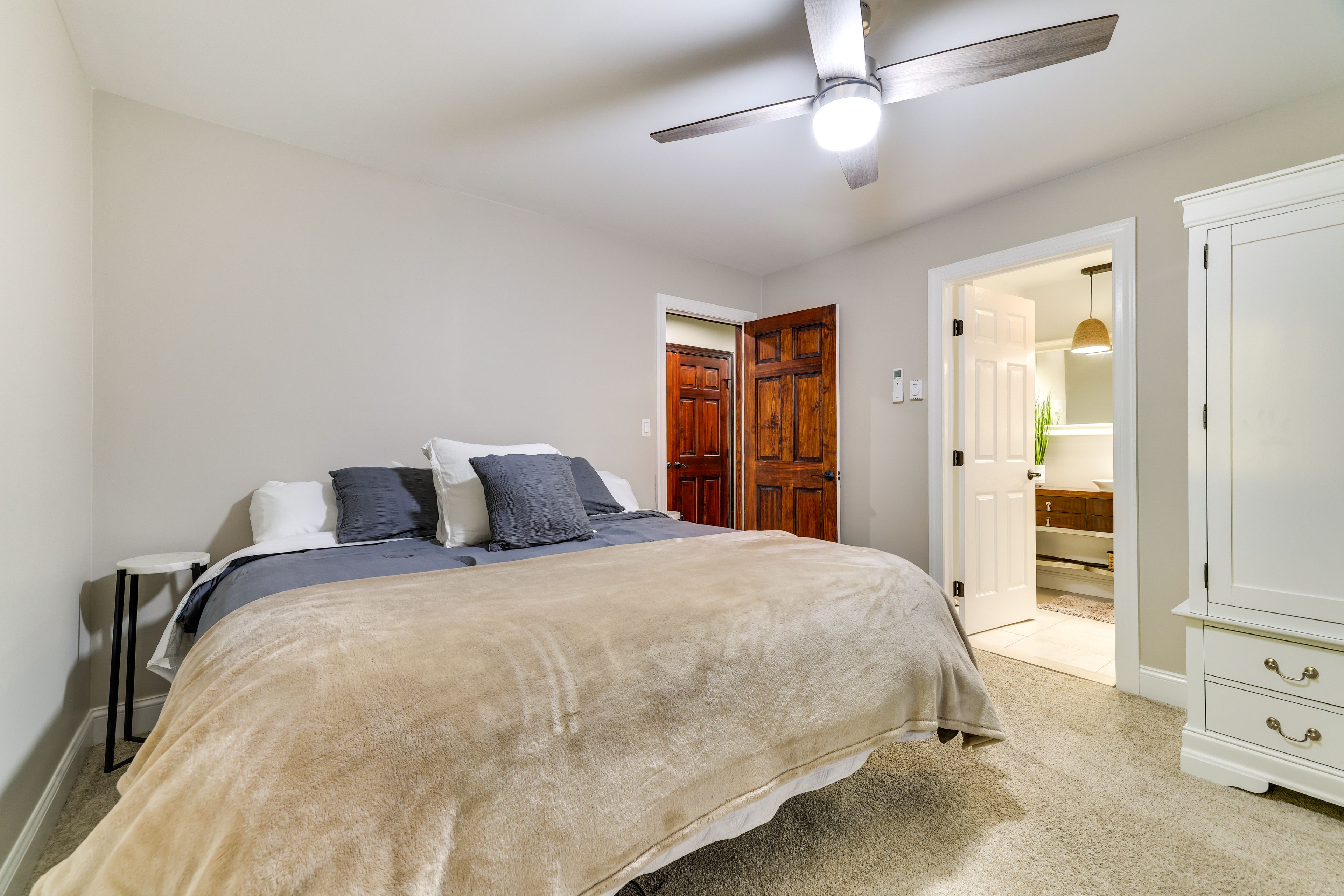 Bedroom 1 (Suite) | King Bed | Smart TV | 1st Floor