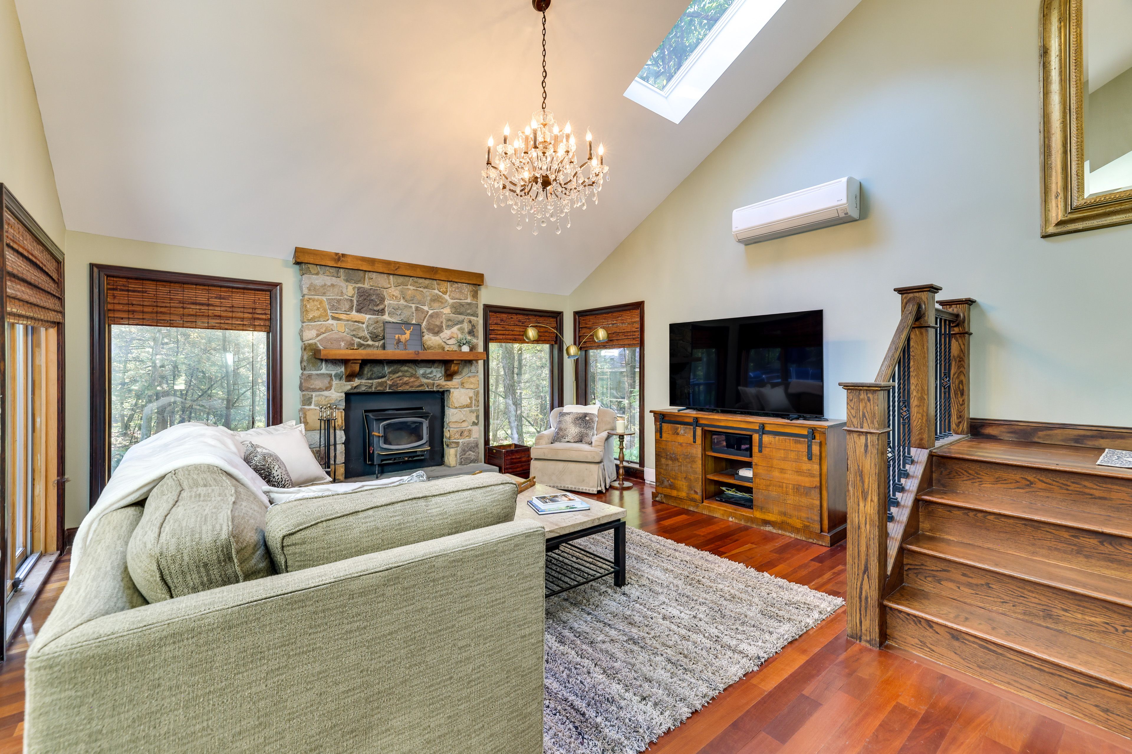 Living Room | Smart TV | Wood-Burning Fireplace (Wood Provided)