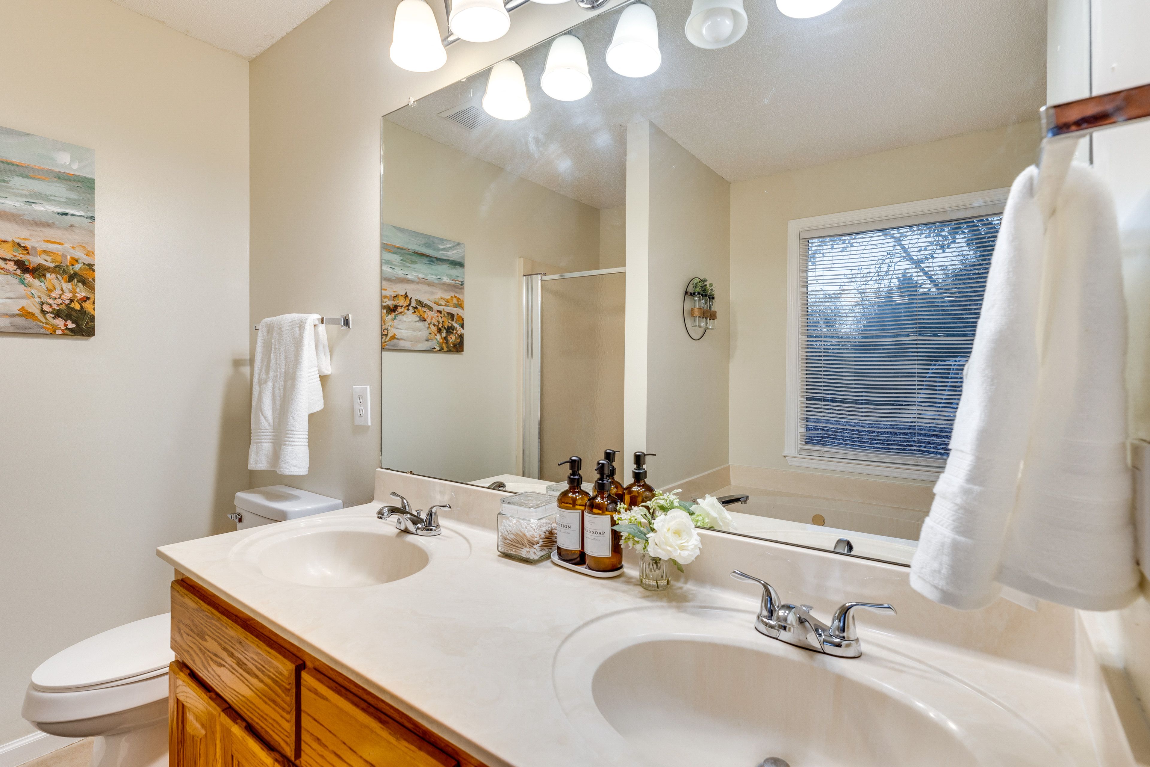 Full Bathroom | Towels Provided