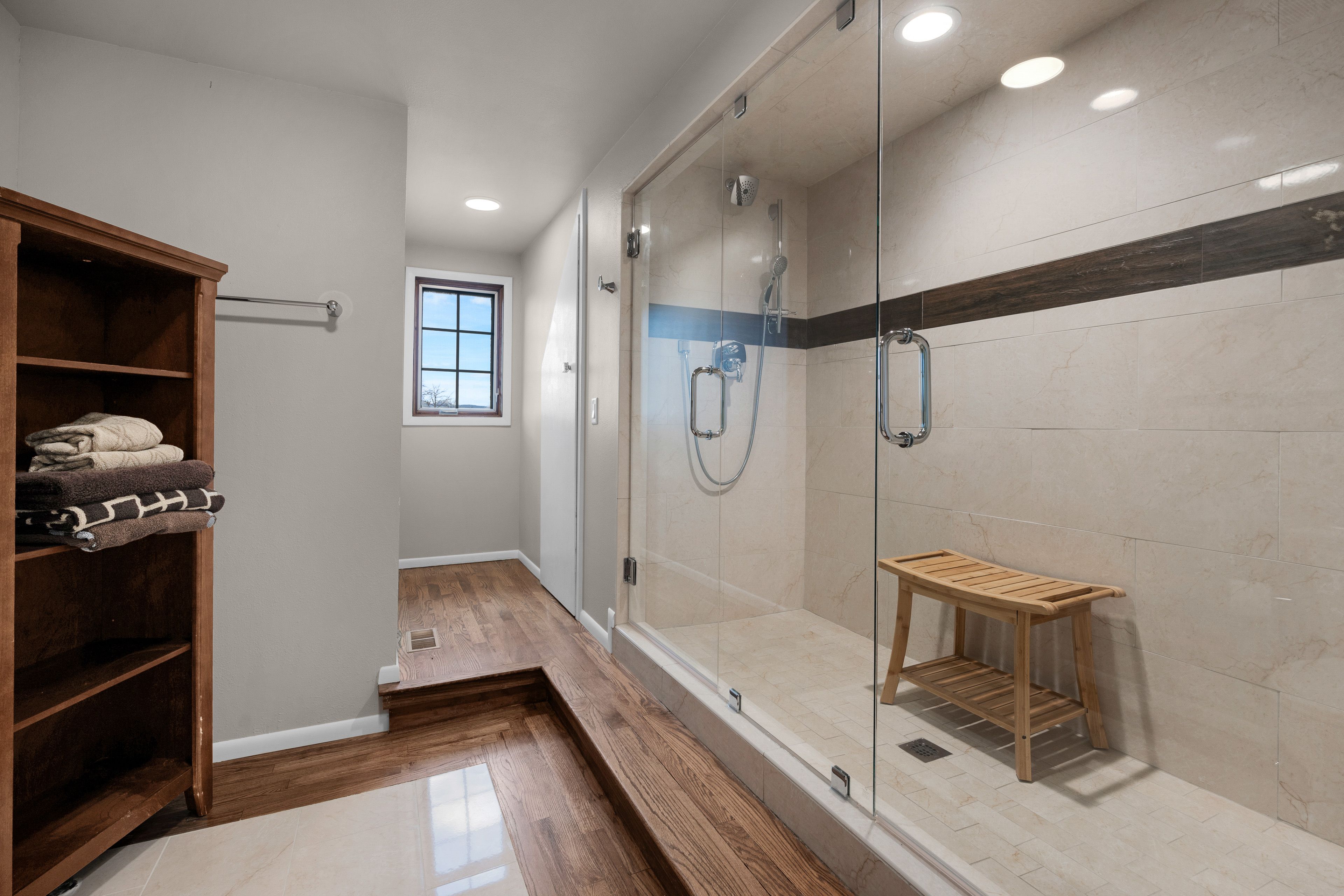 Full Bathroom | Towels Provided