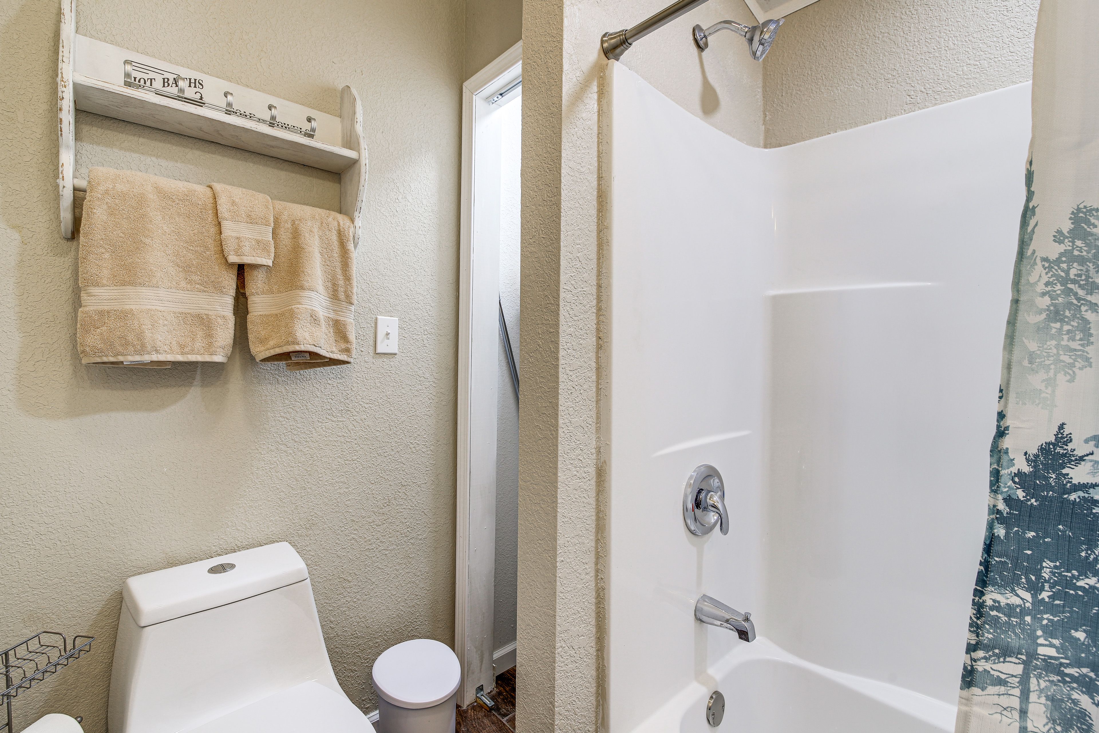 Full Bathroom | Towels Provided | Hair Dryer
