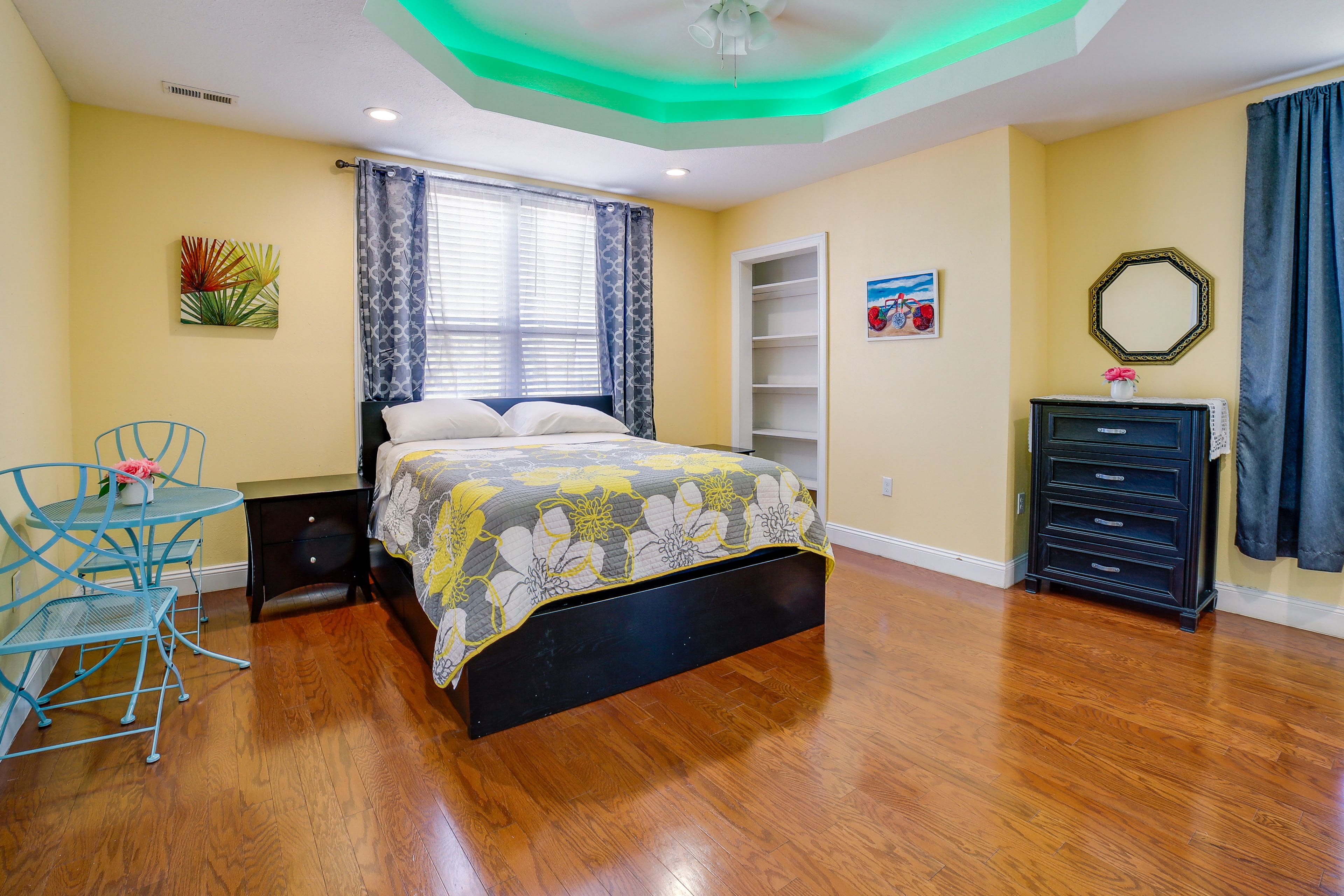 Bedroom Suite | Queen Bed | Smart TV