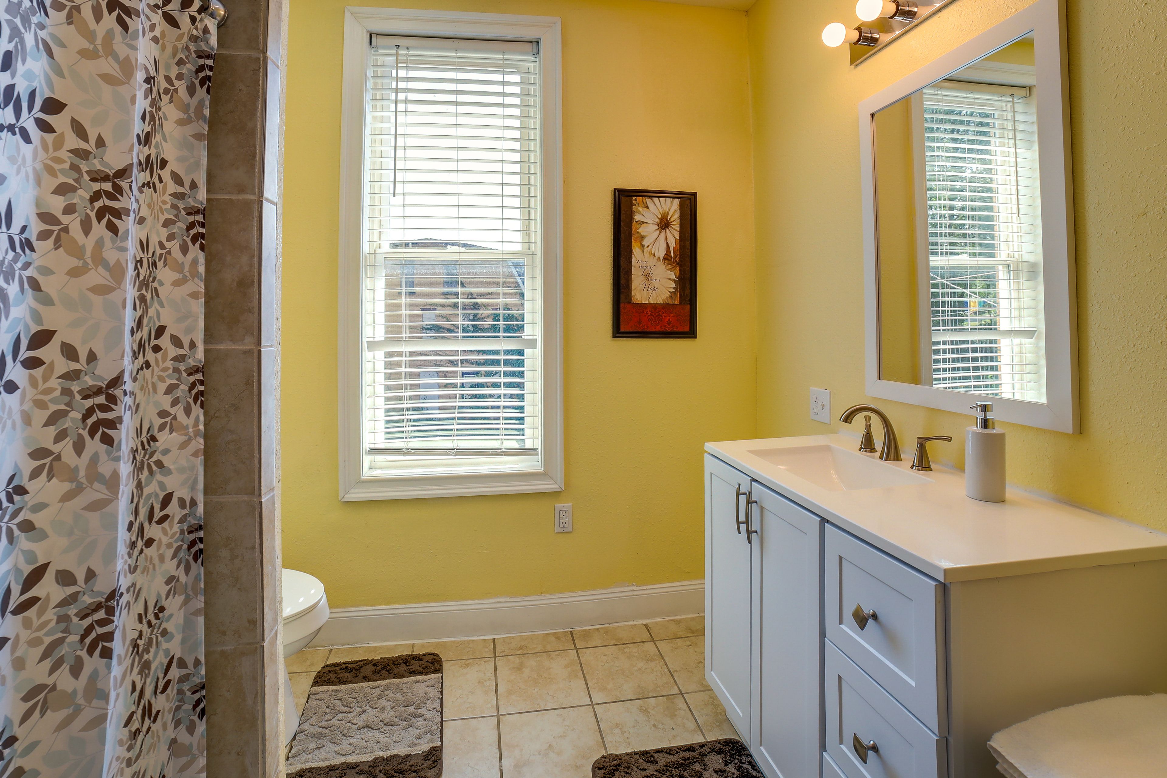 Full Bathroom | Complimentary Toiletries