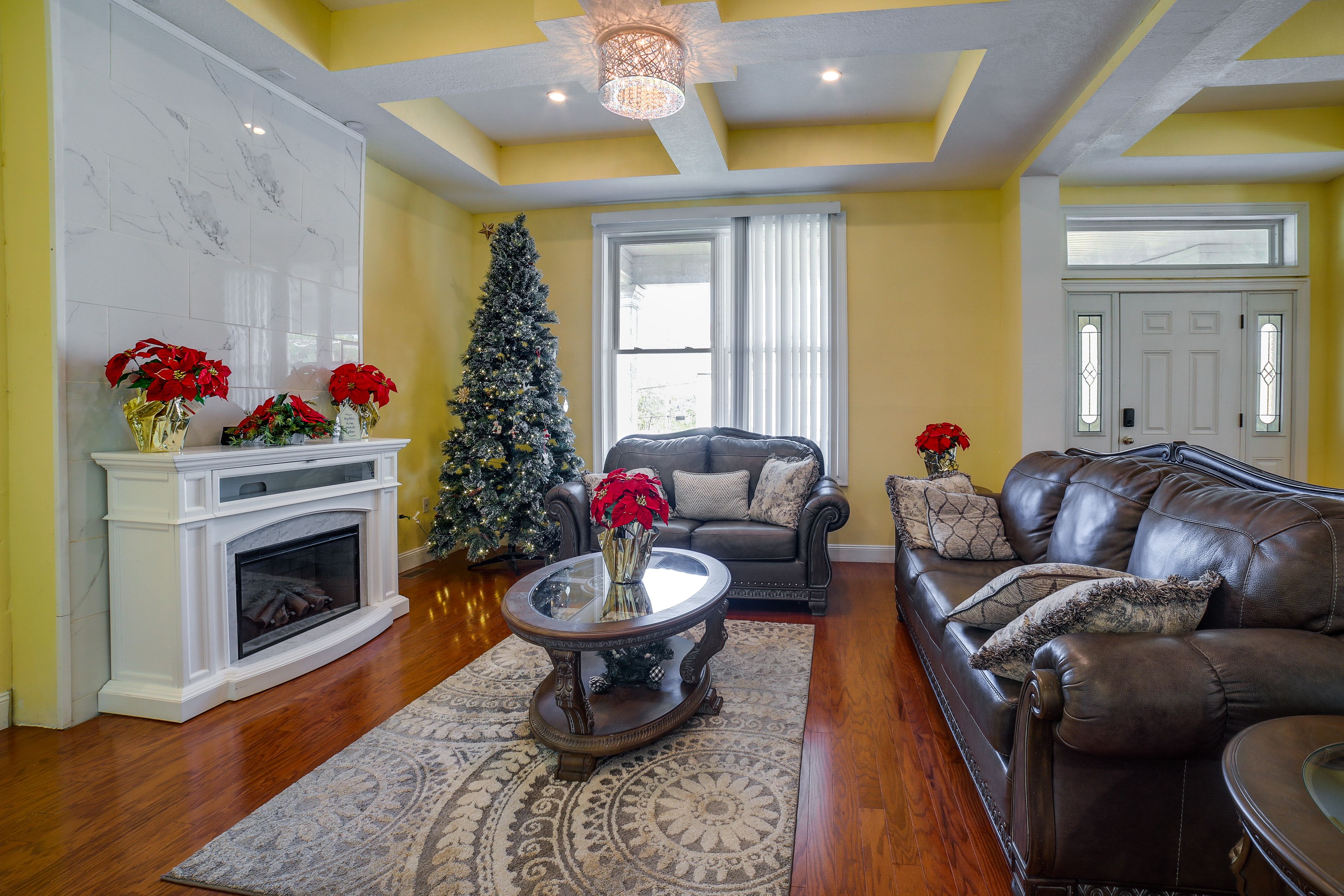Living Room | Fireplace | Central Air Conditioning/Heat