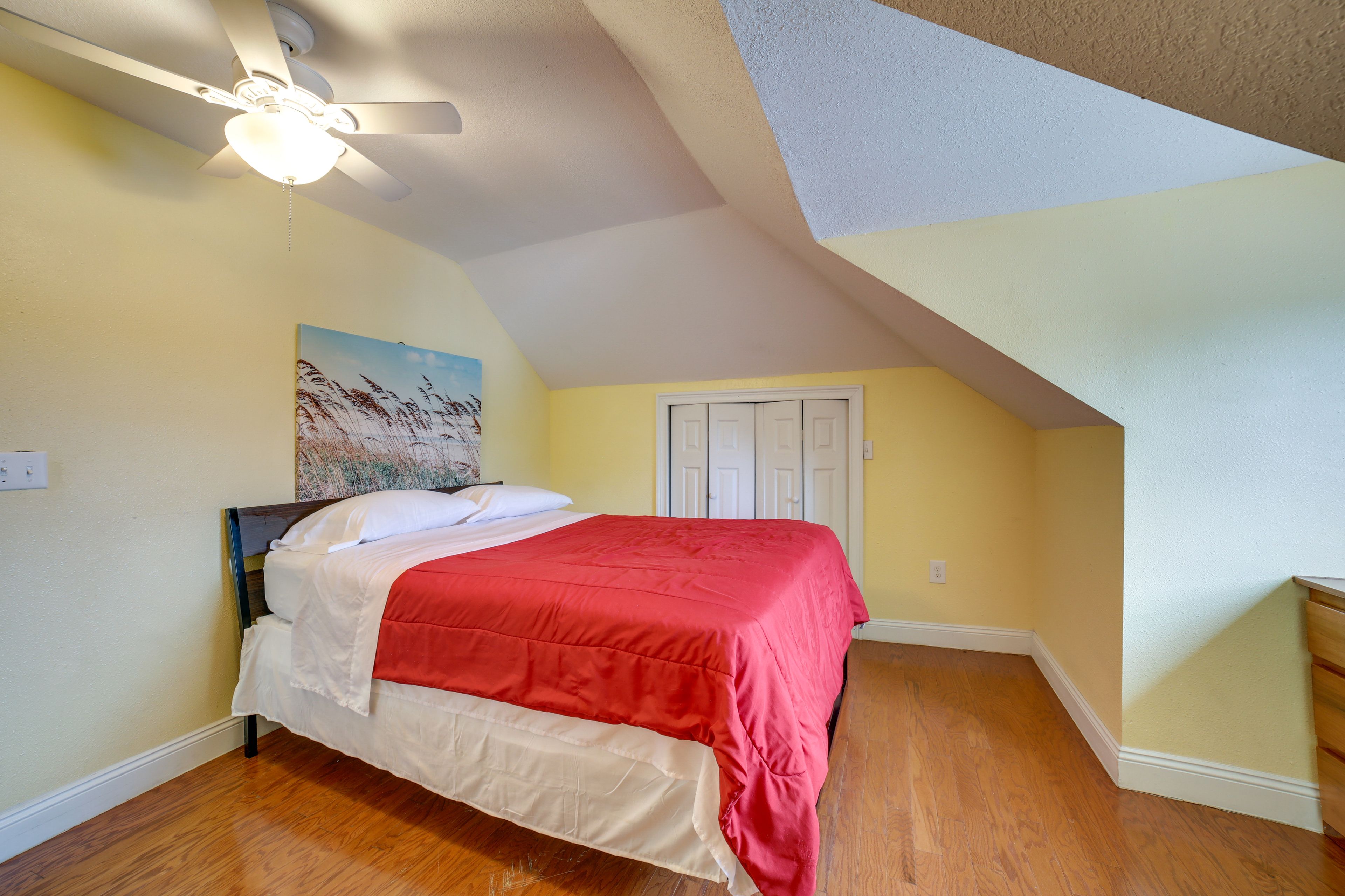 Bedroom 6 | Queen Bed | Workstation