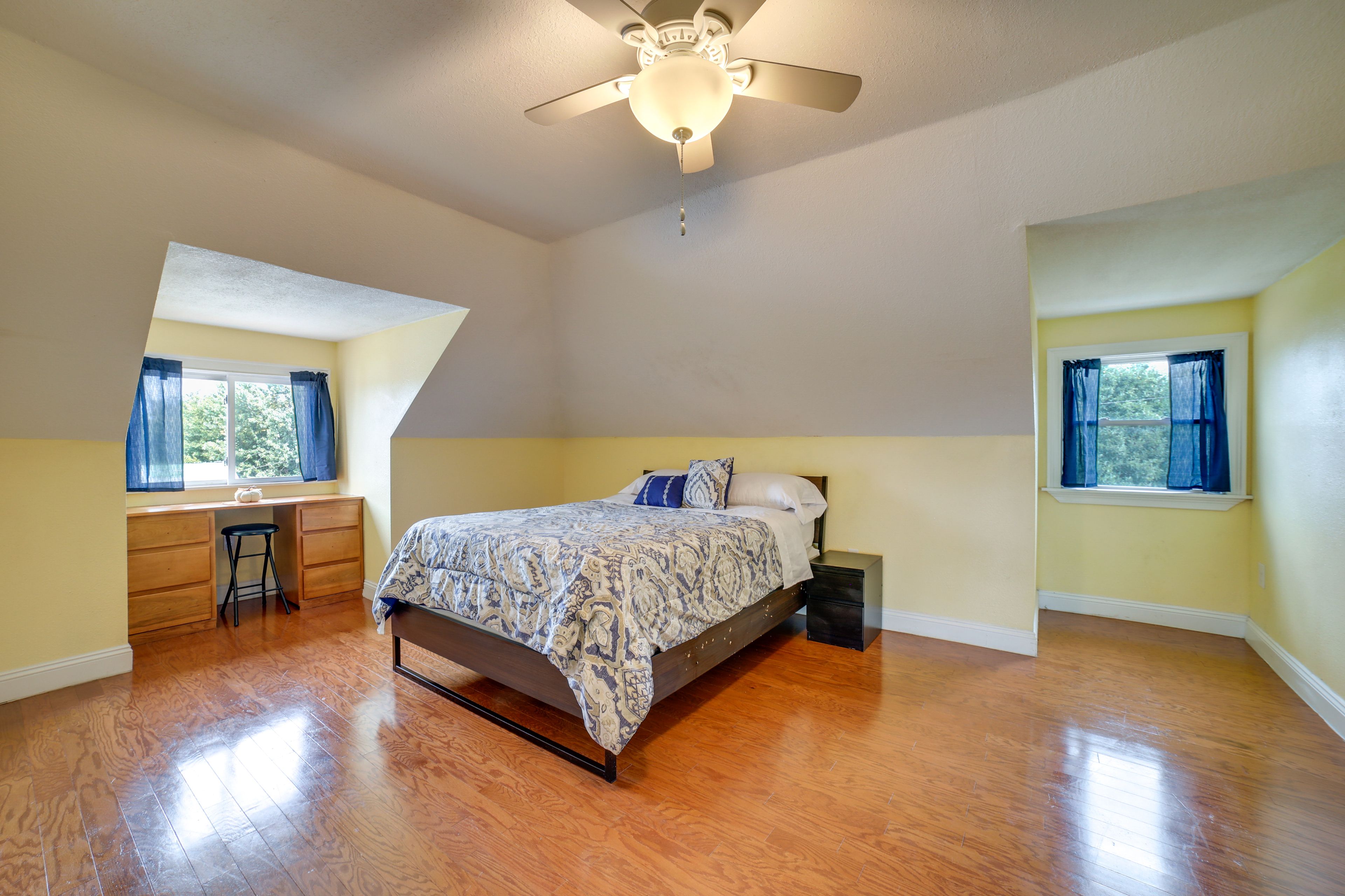 Bedroom 5 | Queen Bed | Workstation