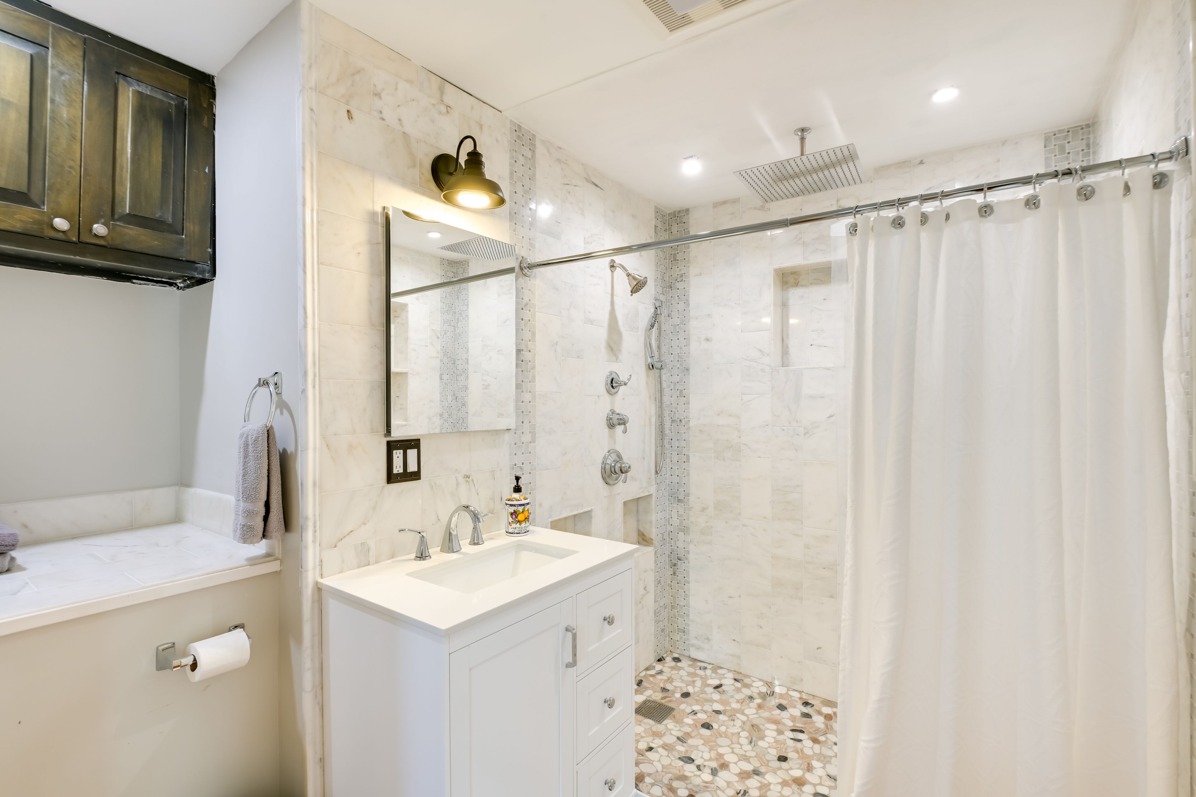 Full Bathroom | 1st Floor | Towels Provided | Complimentary Toiletries