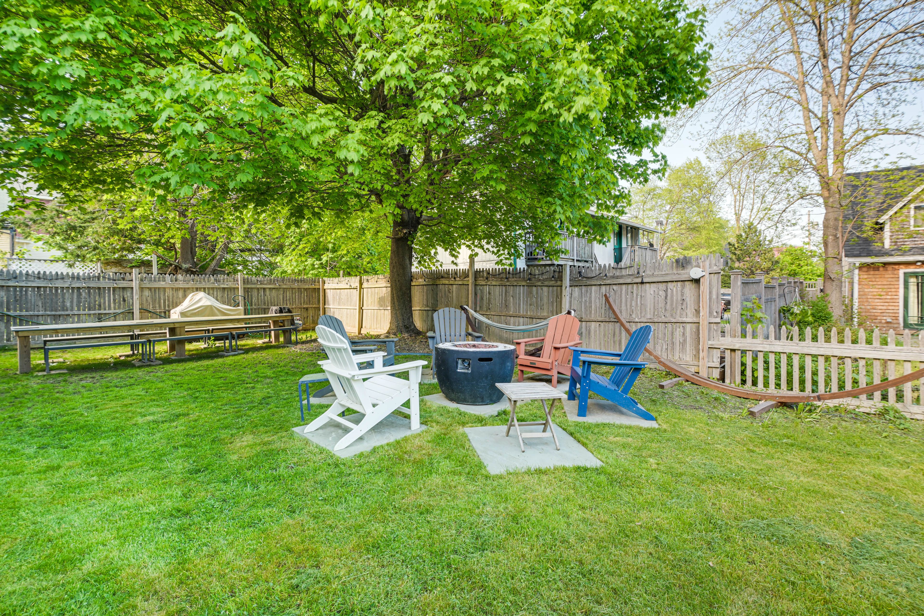 Private Yard | 2 Hammocks | Grill | Fire Pit