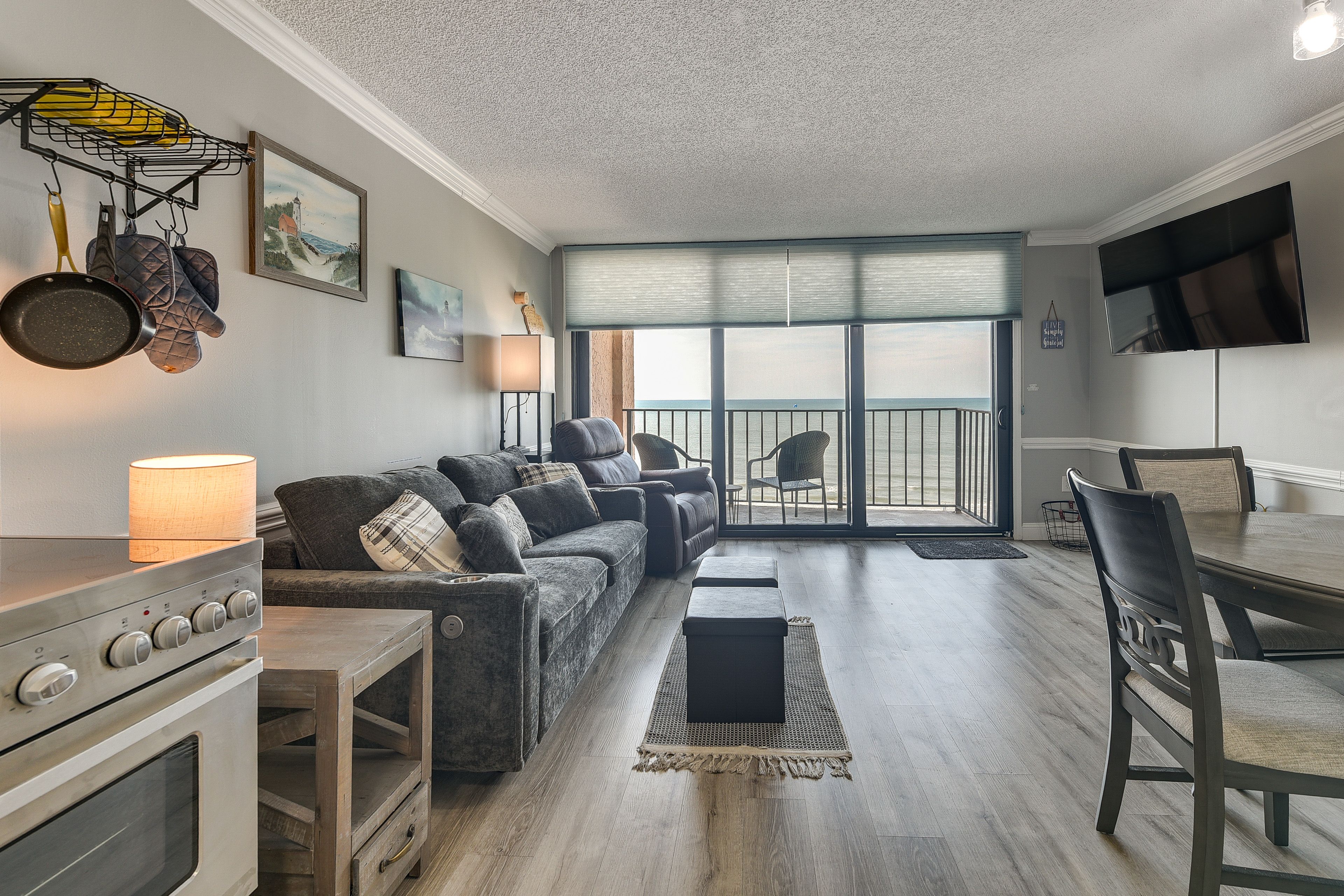 Living Room | Free WiFi | Smart TV | Central A/C