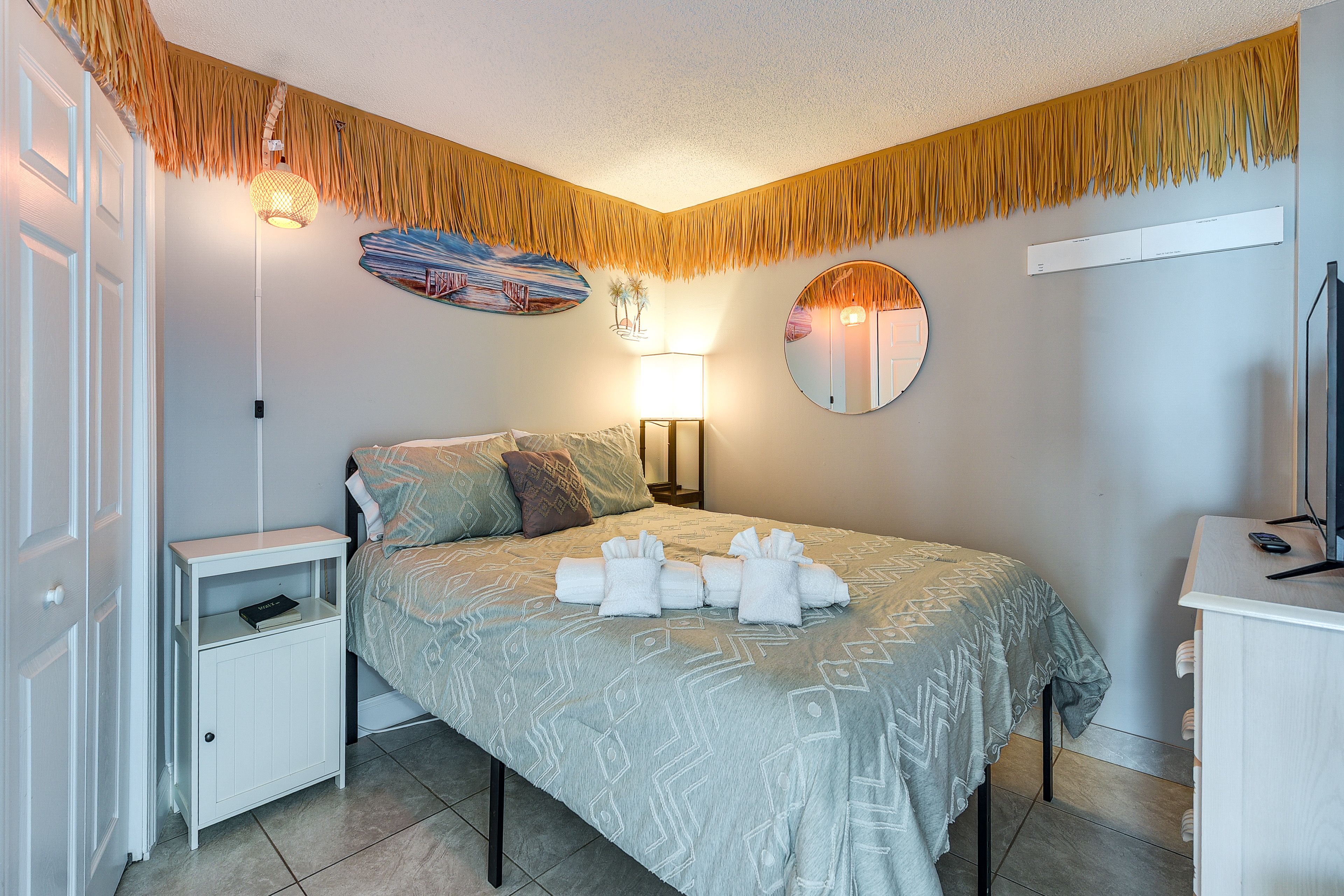 Bedroom | Queen Bed