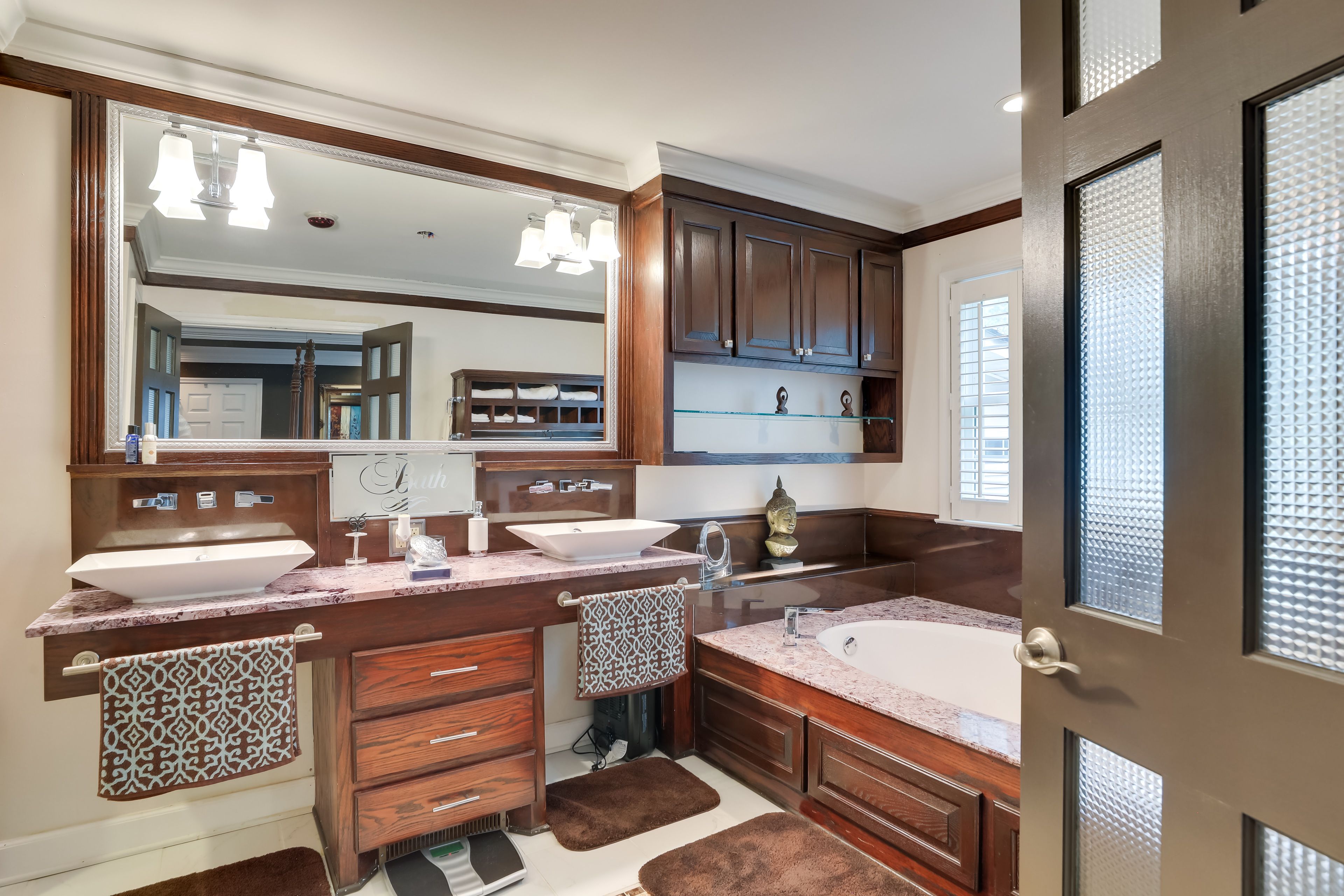 En-Suite Bathroom | Tub & Shower