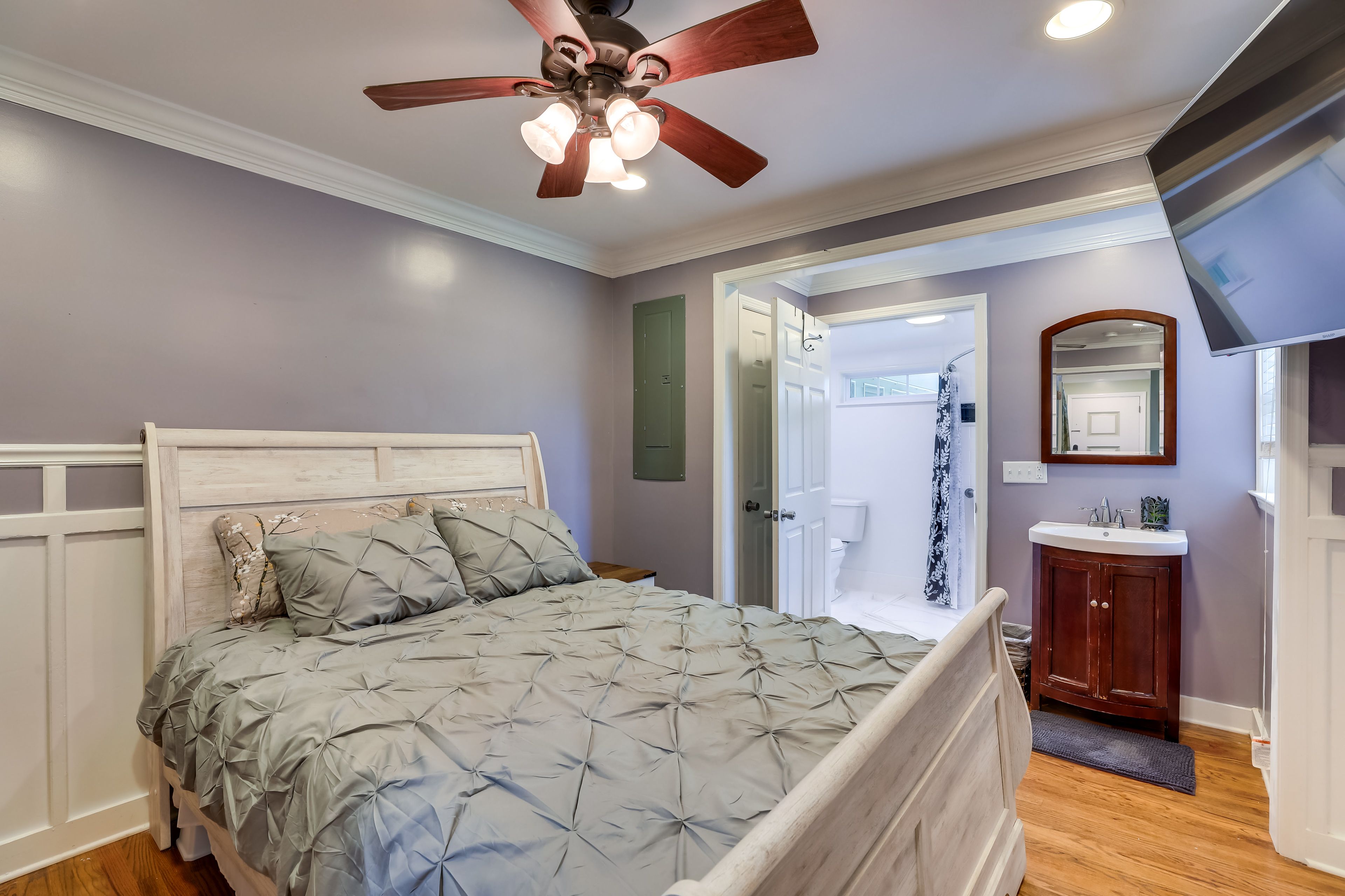 Bedroom 2 | Queen Bed | Smart TV | En-Suite Bathroom