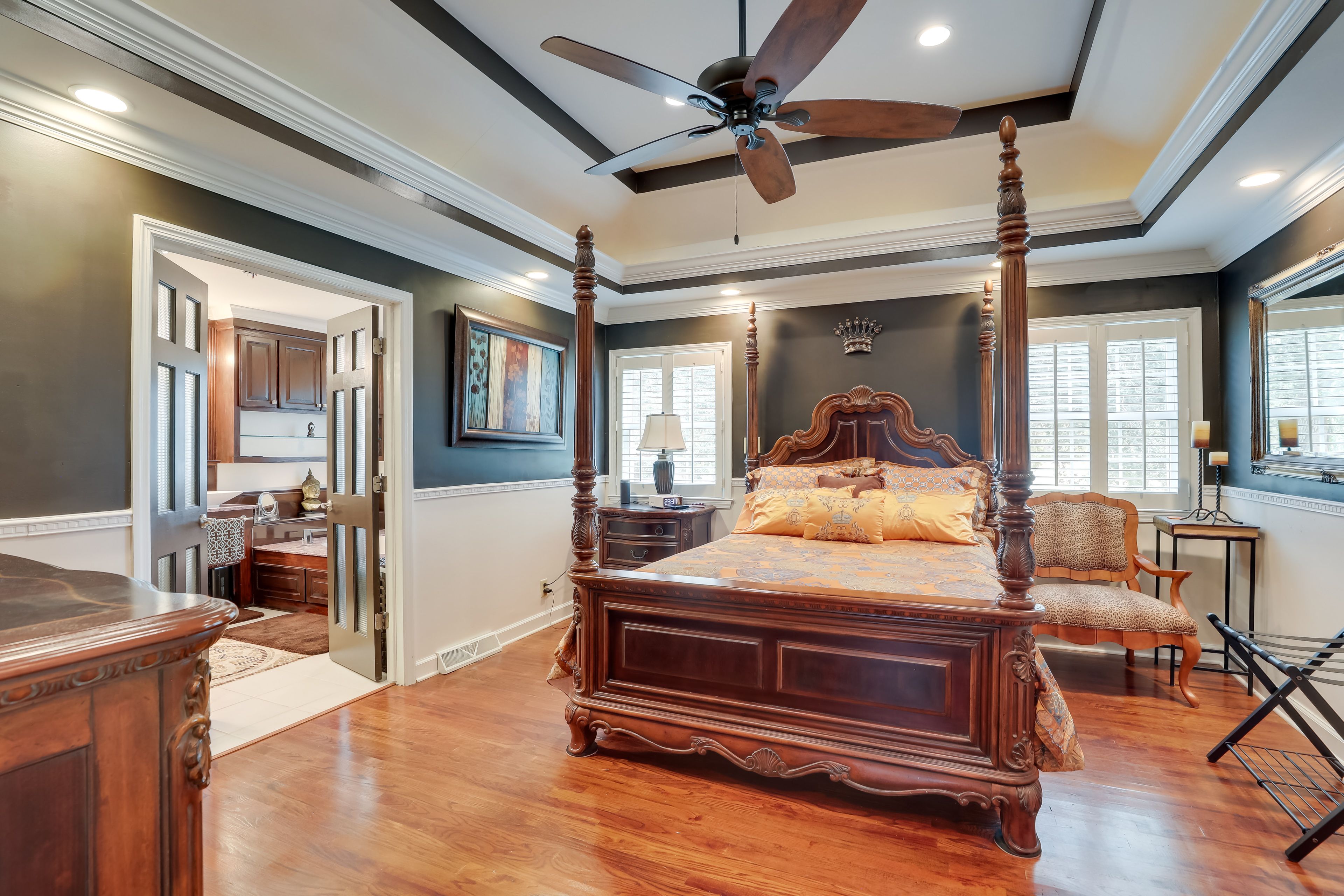Bedroom 1 | Queen Bed | Smart TV | En-Suite Bathroom