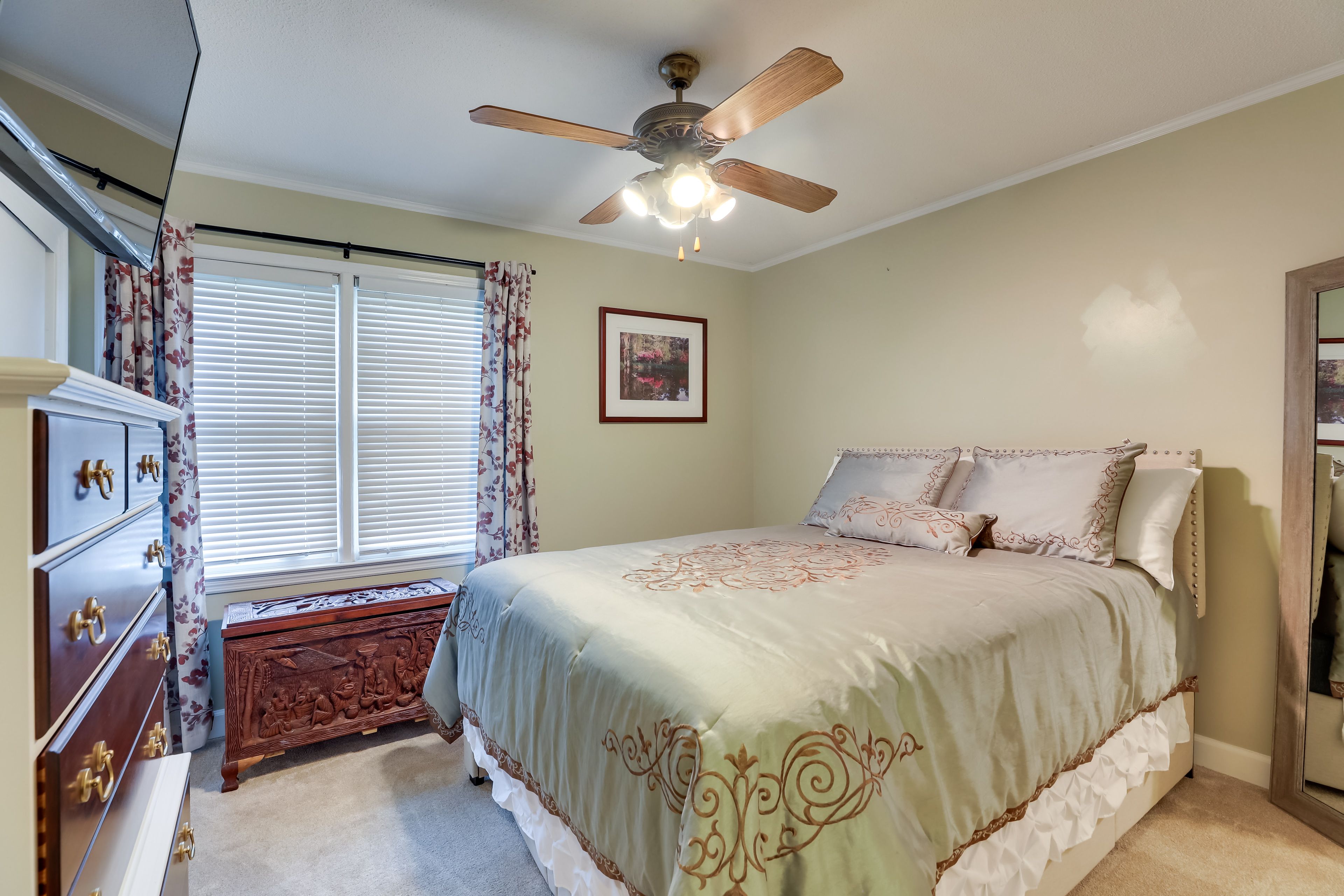 Bedroom 3 | Queen Bed | Smart TV