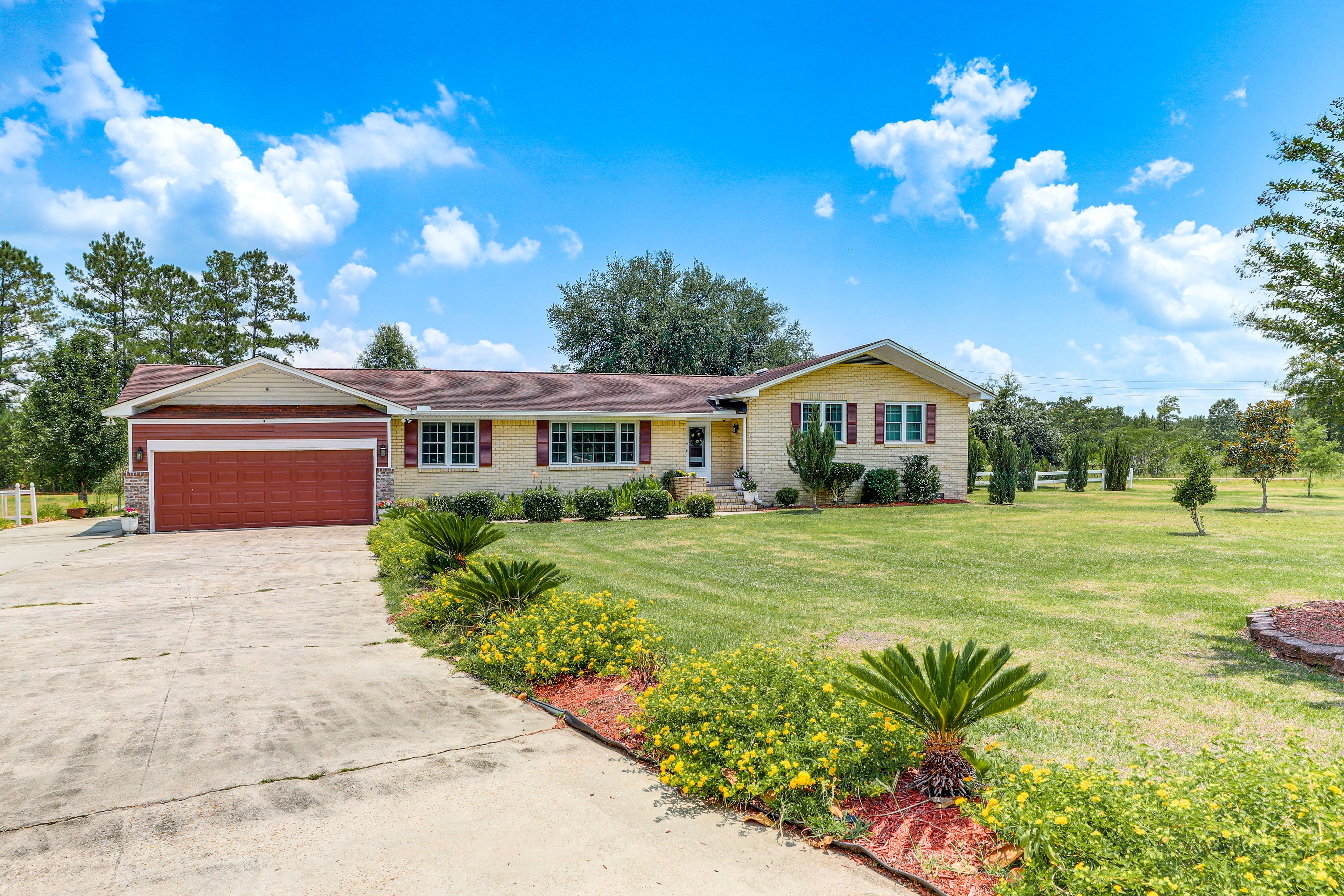 Property Exterior | Driveway (4 Vehicles)