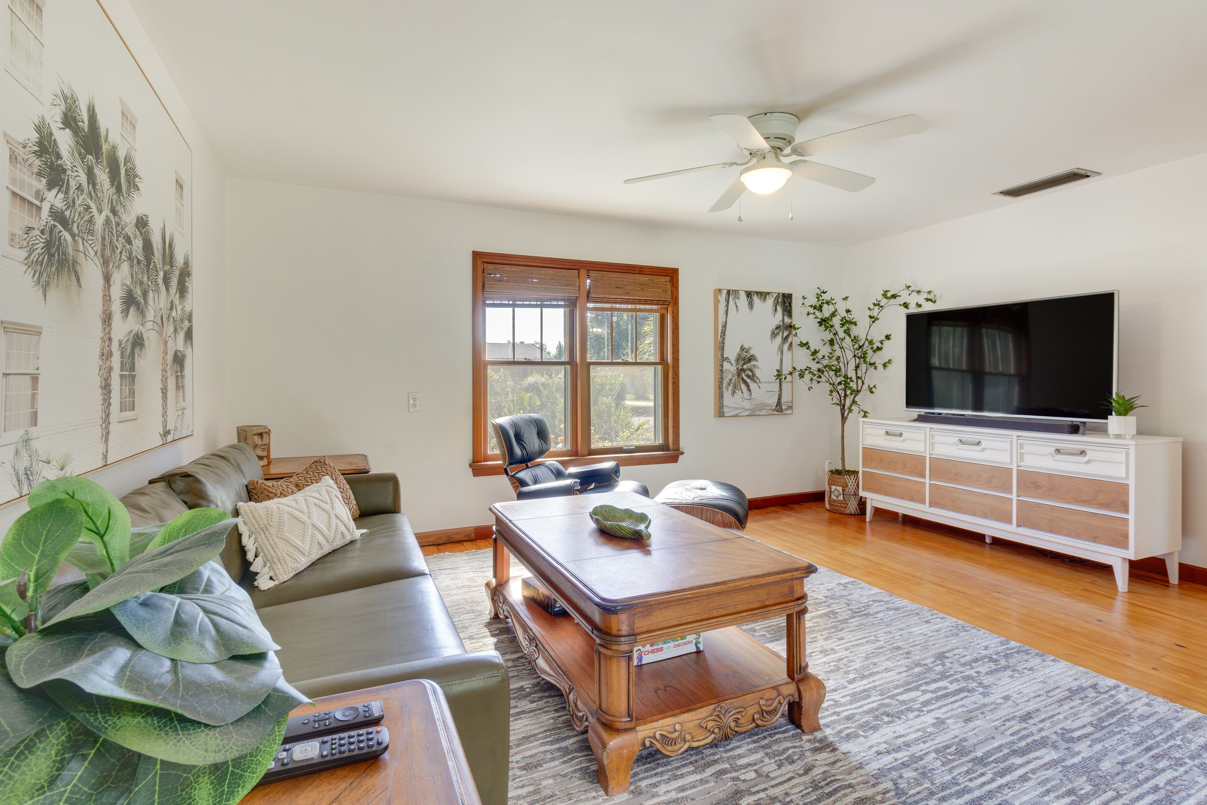 Living Room | Twin Daybed w/ Twin Trundle | Main Floor | Smart TV
