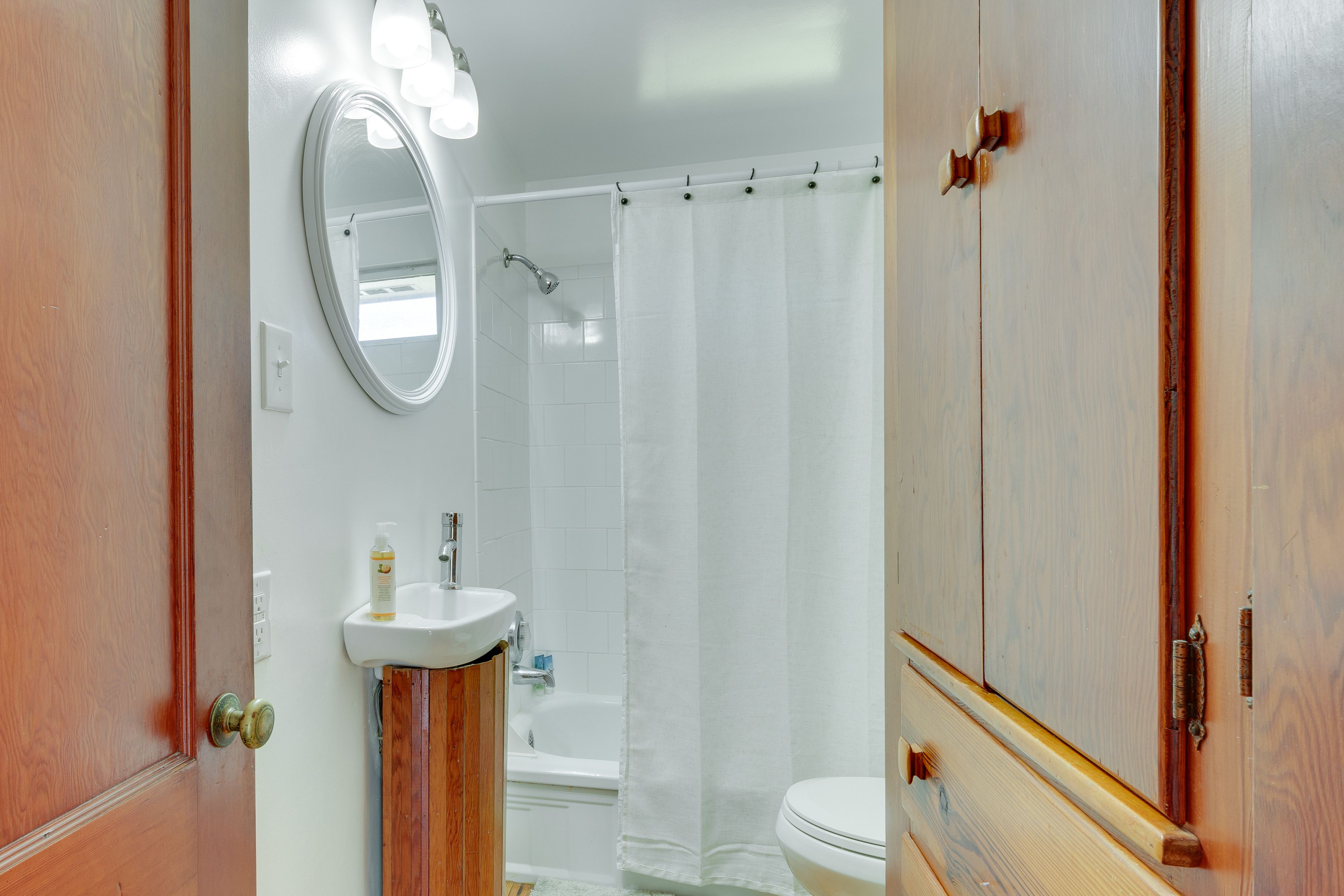 Full Bathroom | Complimentary Toiletries