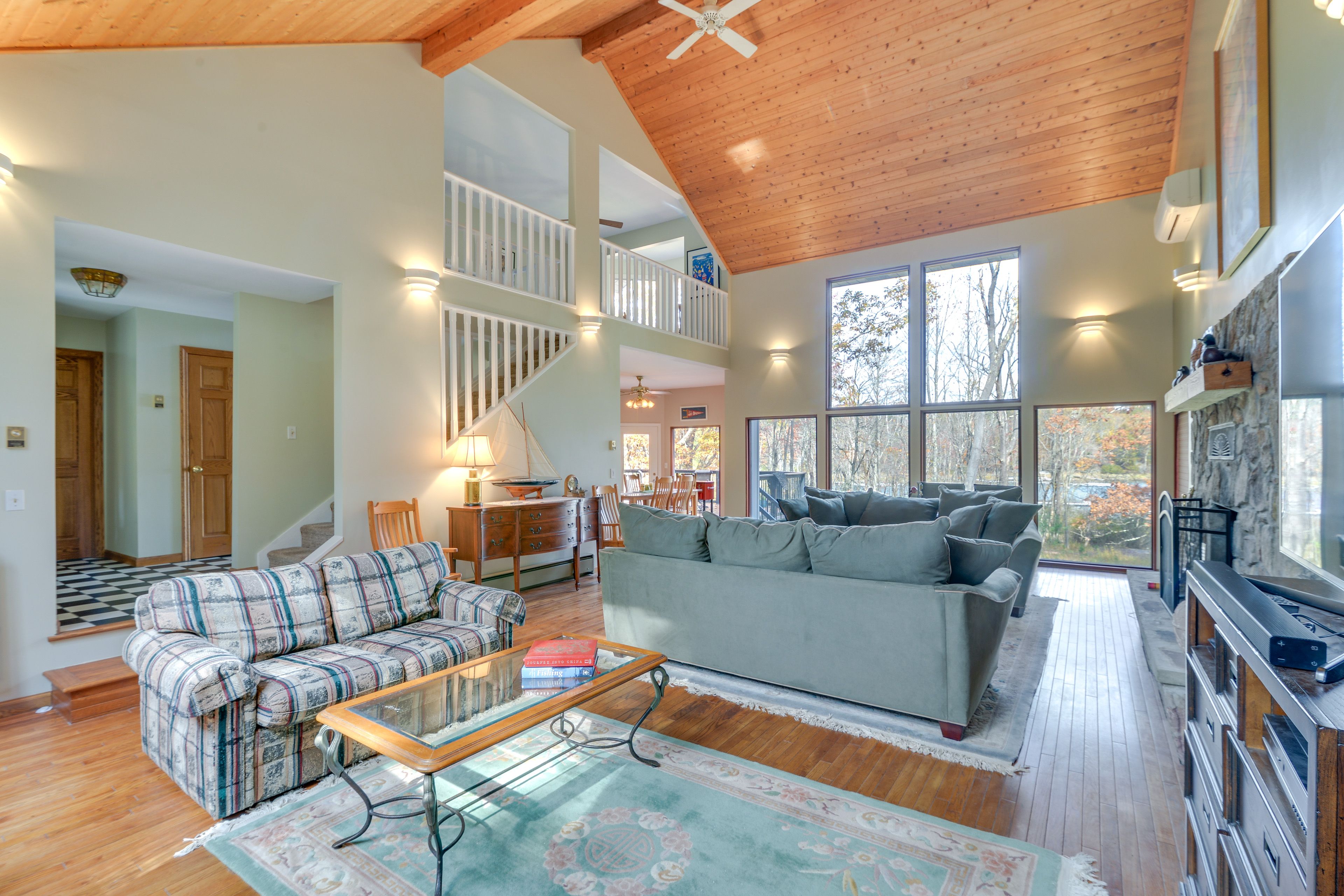 Living Room | Smart TV | Fireplace | Central Heating & A/C | Free WiFi