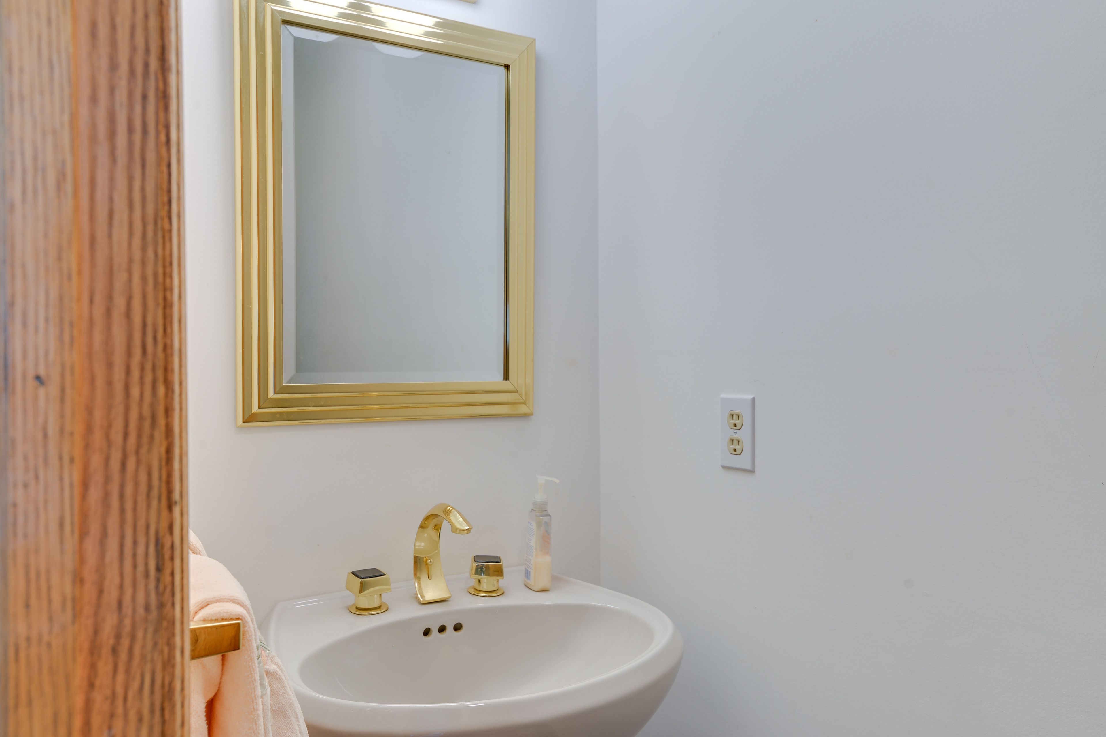 Half Bathroom | 1st Floor | Complimentary Toiletries
