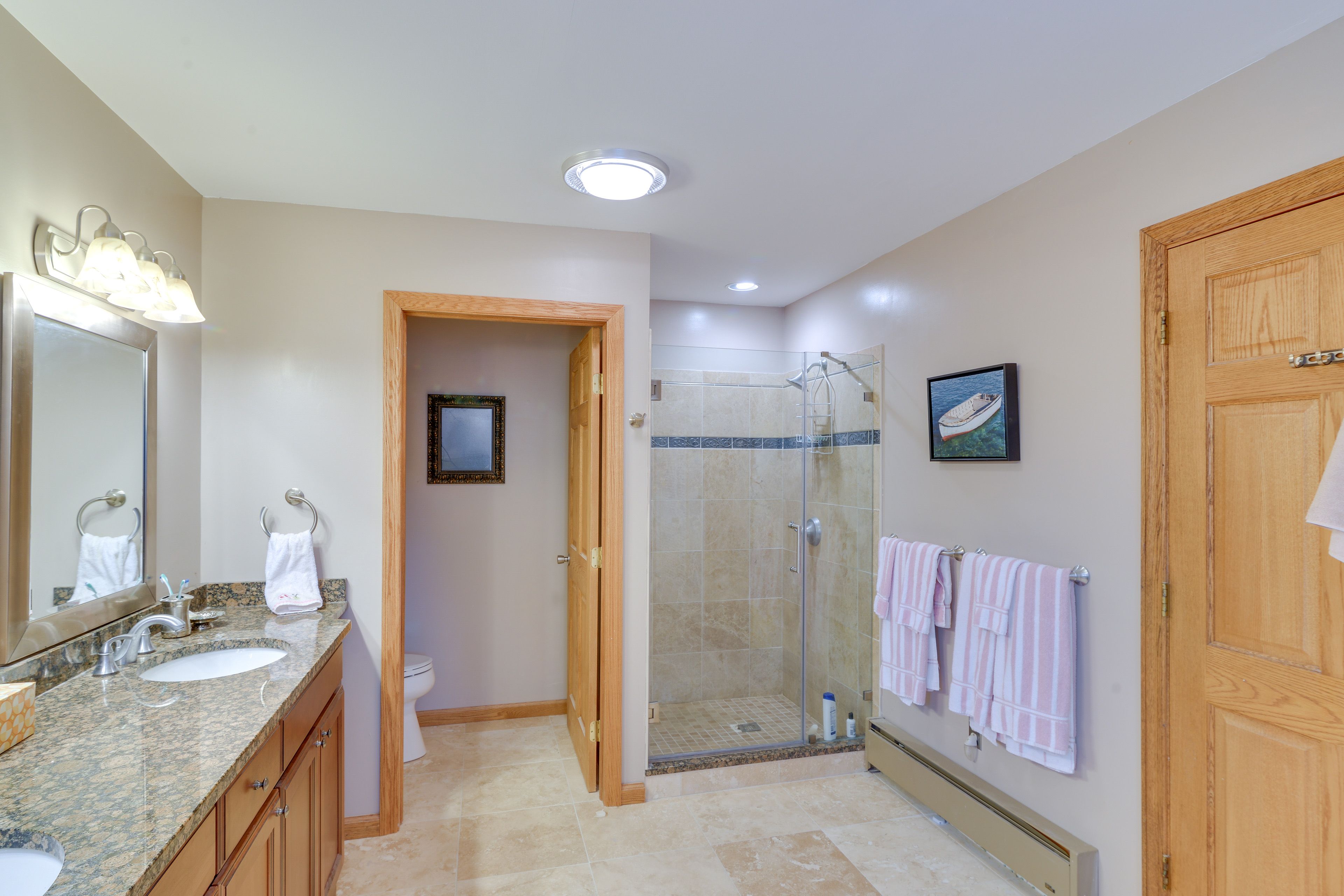 Full Bathroom | 1st Floor | Walk-In Shower | Jetted Tub | Towels Provided