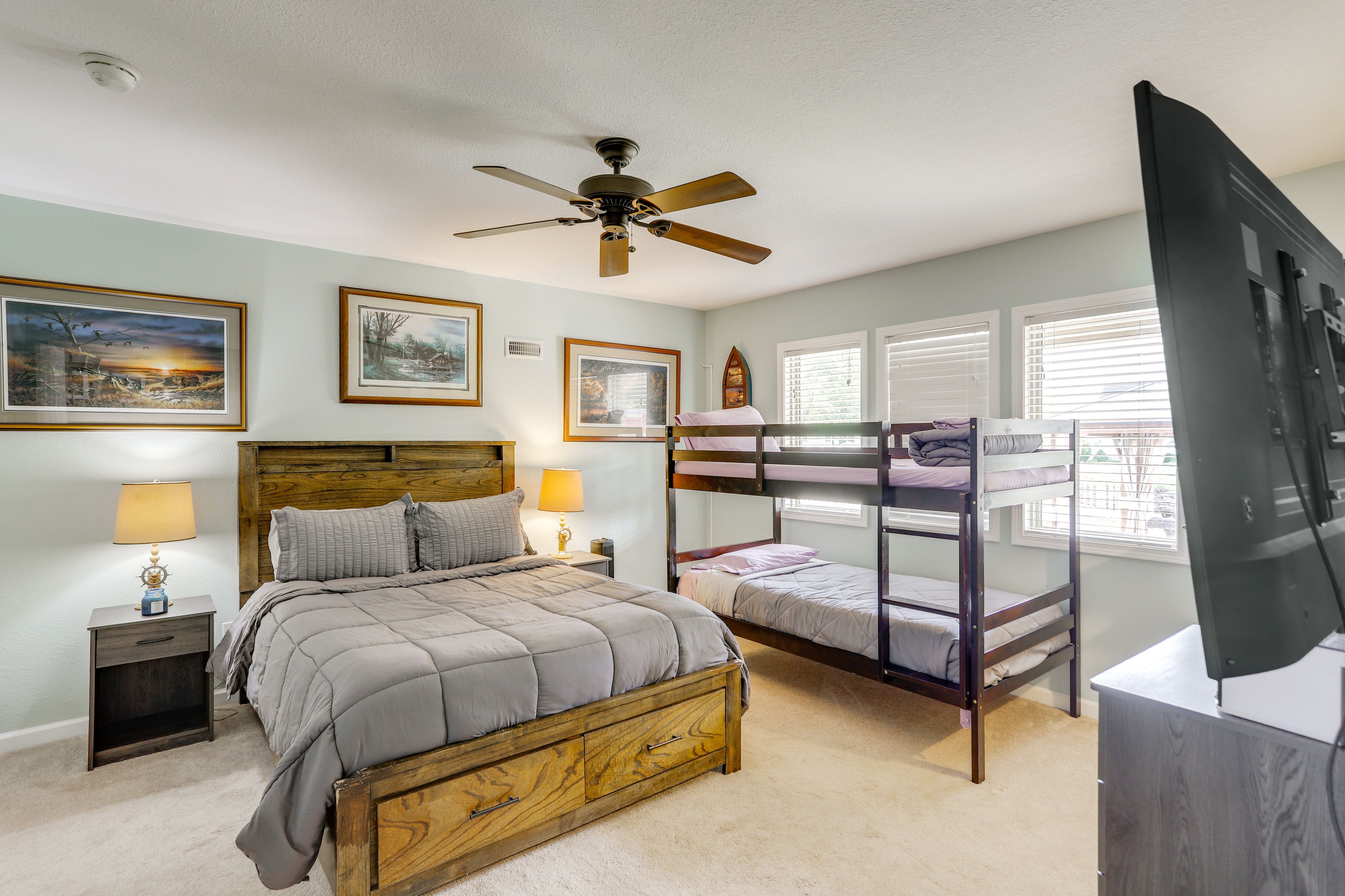 Bedroom 2 | 1st Floor | Queen Bed | Twin Bunk Bed | Smart TV