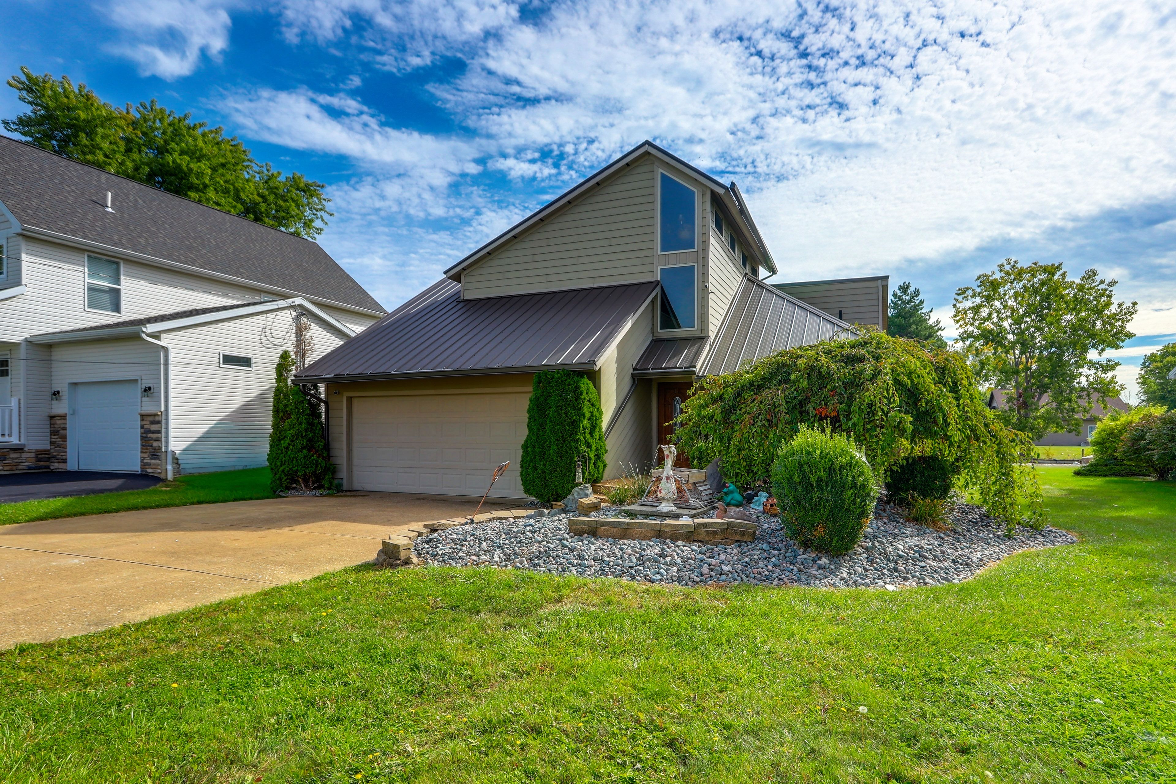 2-Story House | In-Unit Laundry | Self Check-In | On-Site Lake Access