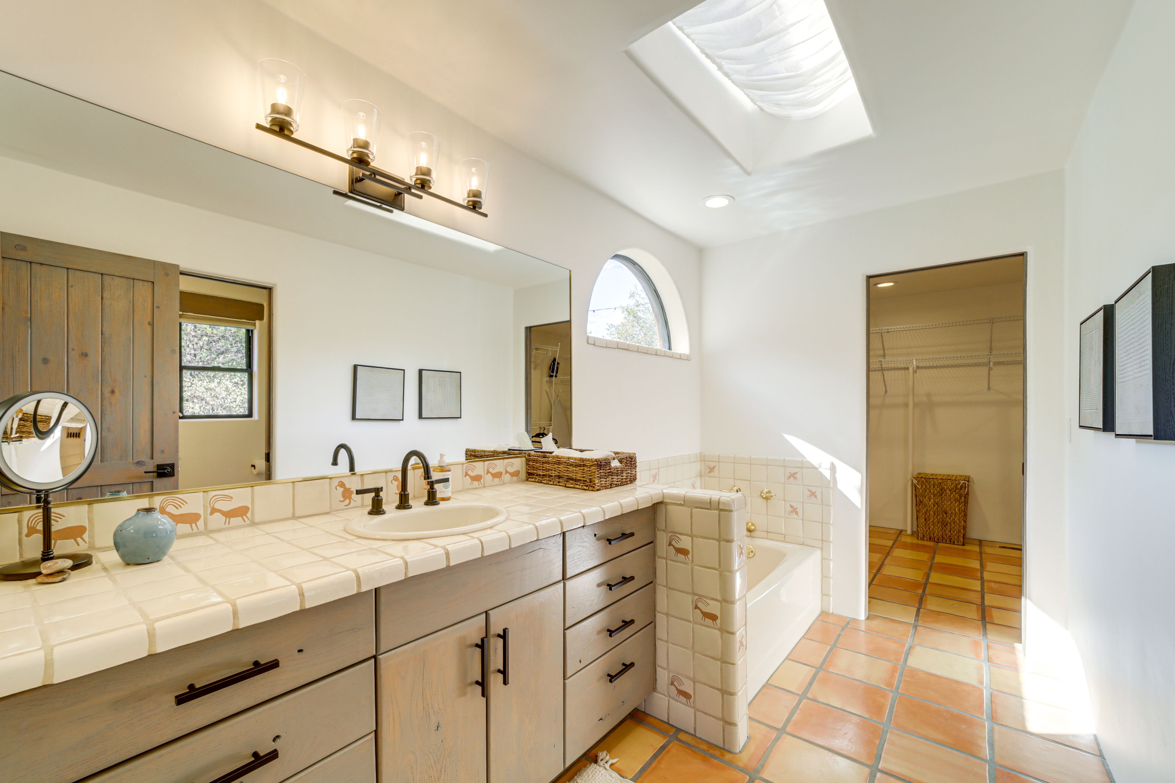 En-Suite Bathroom | Towels | Walk-In Closet