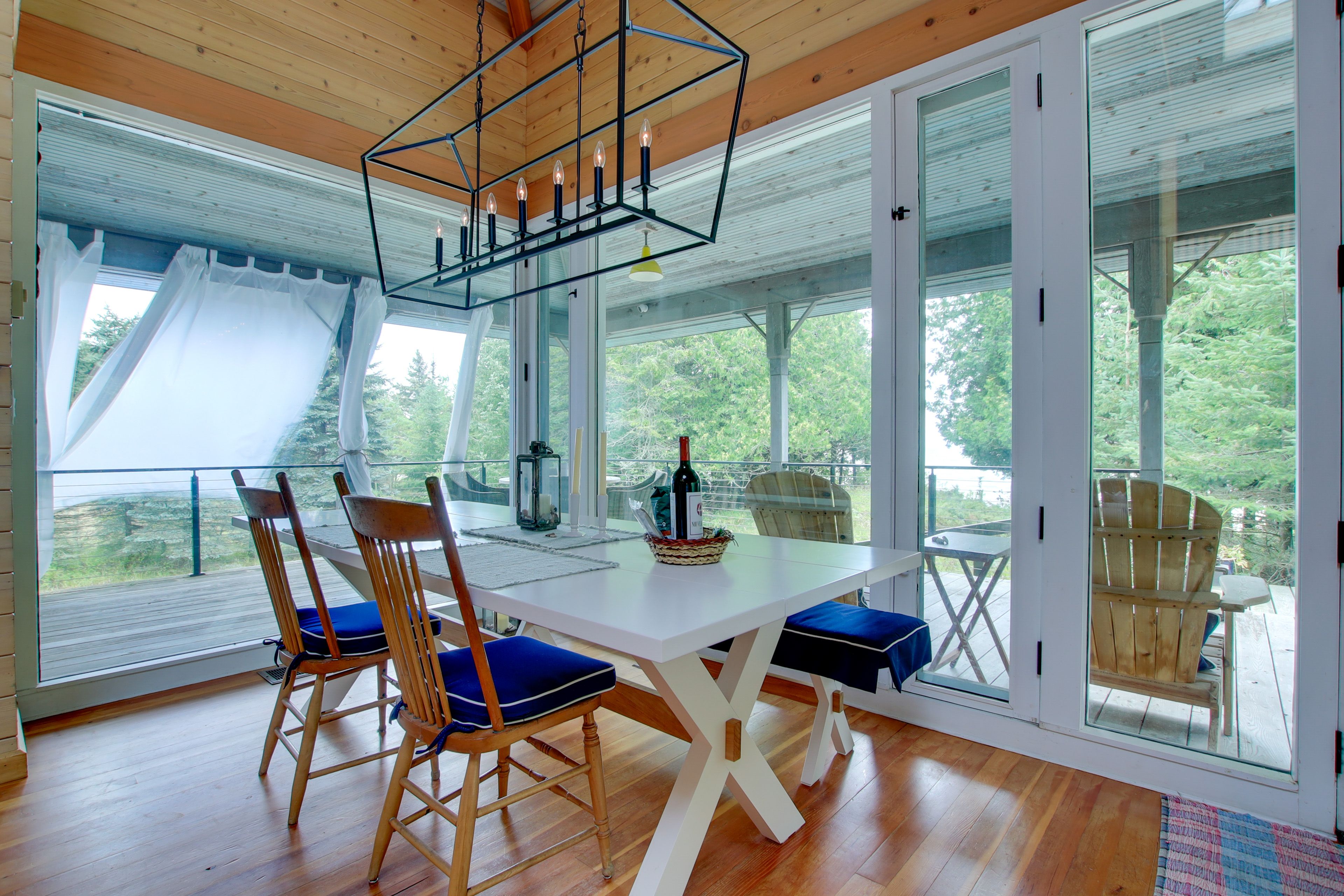 Dining Area | Dishware/Flatware Provided