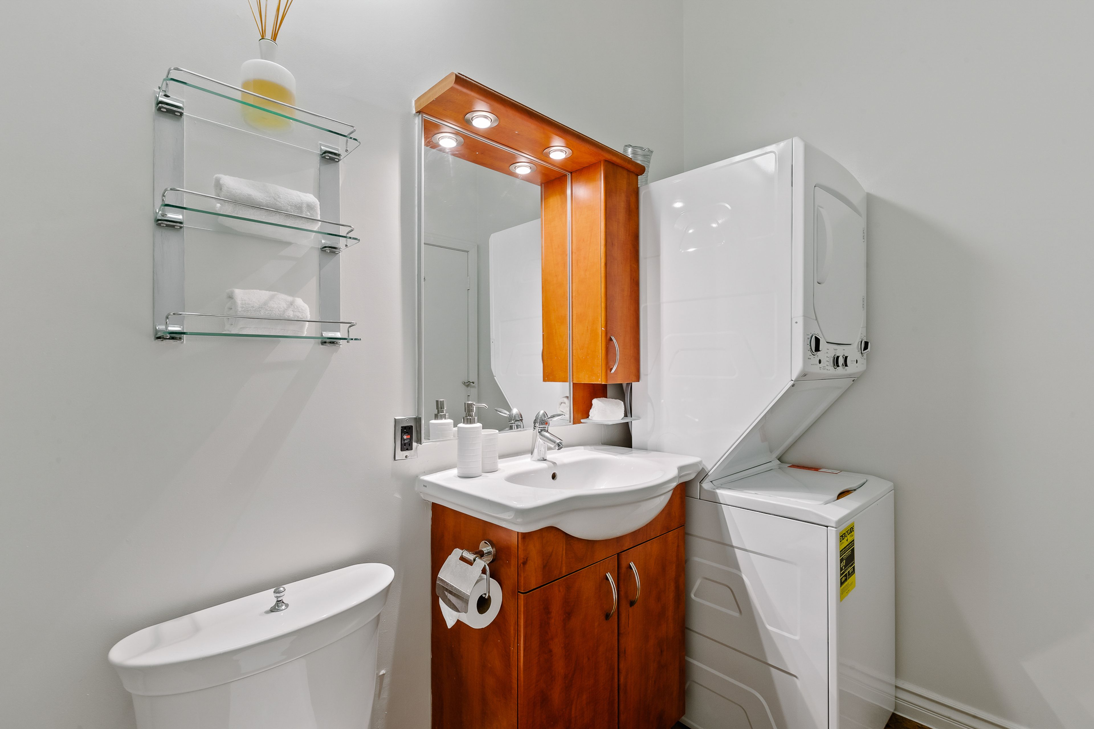 Full Bathroom | Washer & Dryer