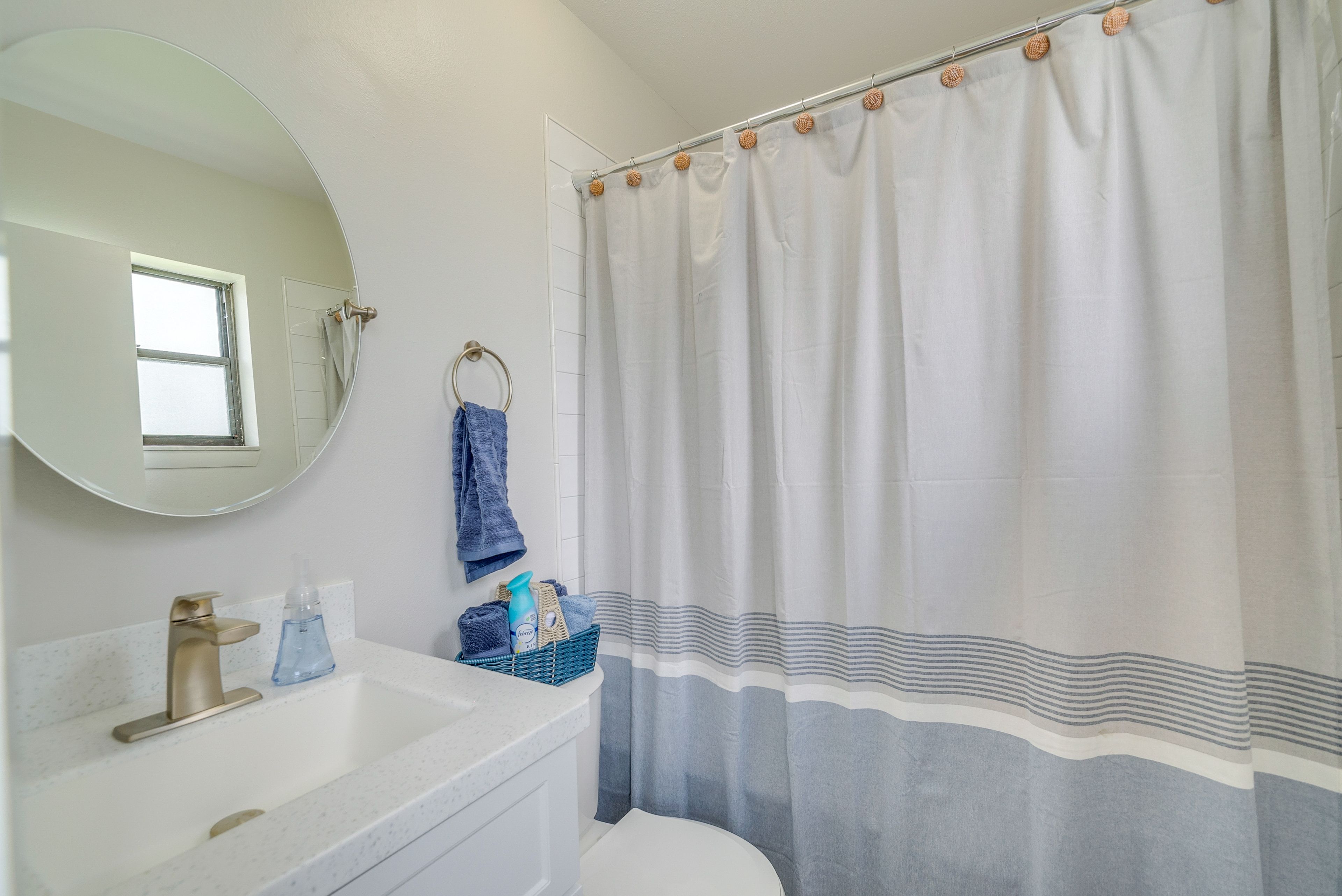 Full Bathroom | Shower/Tub Combo | Towels Provided