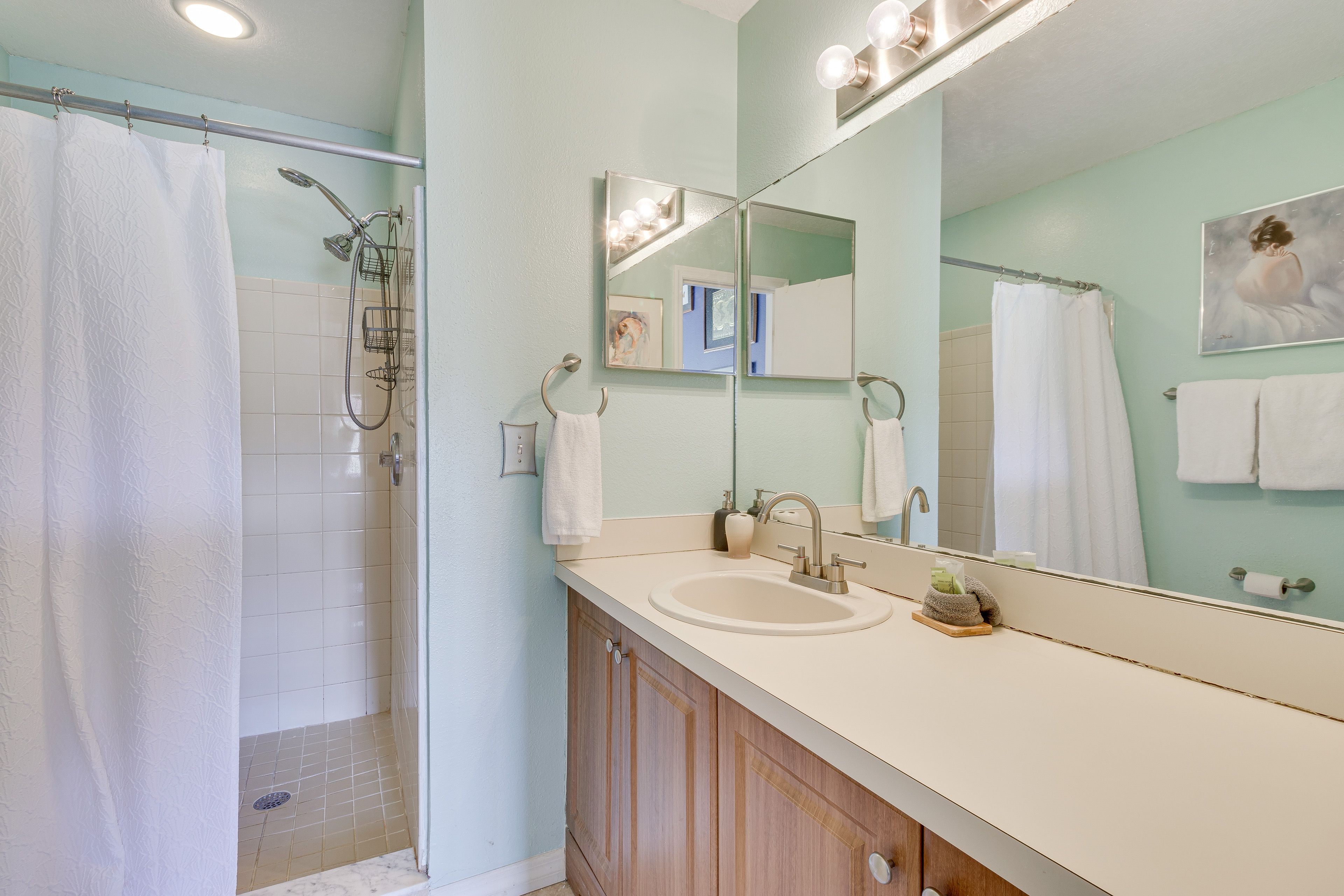 Full Bathroom | Complimentary Toiletries
