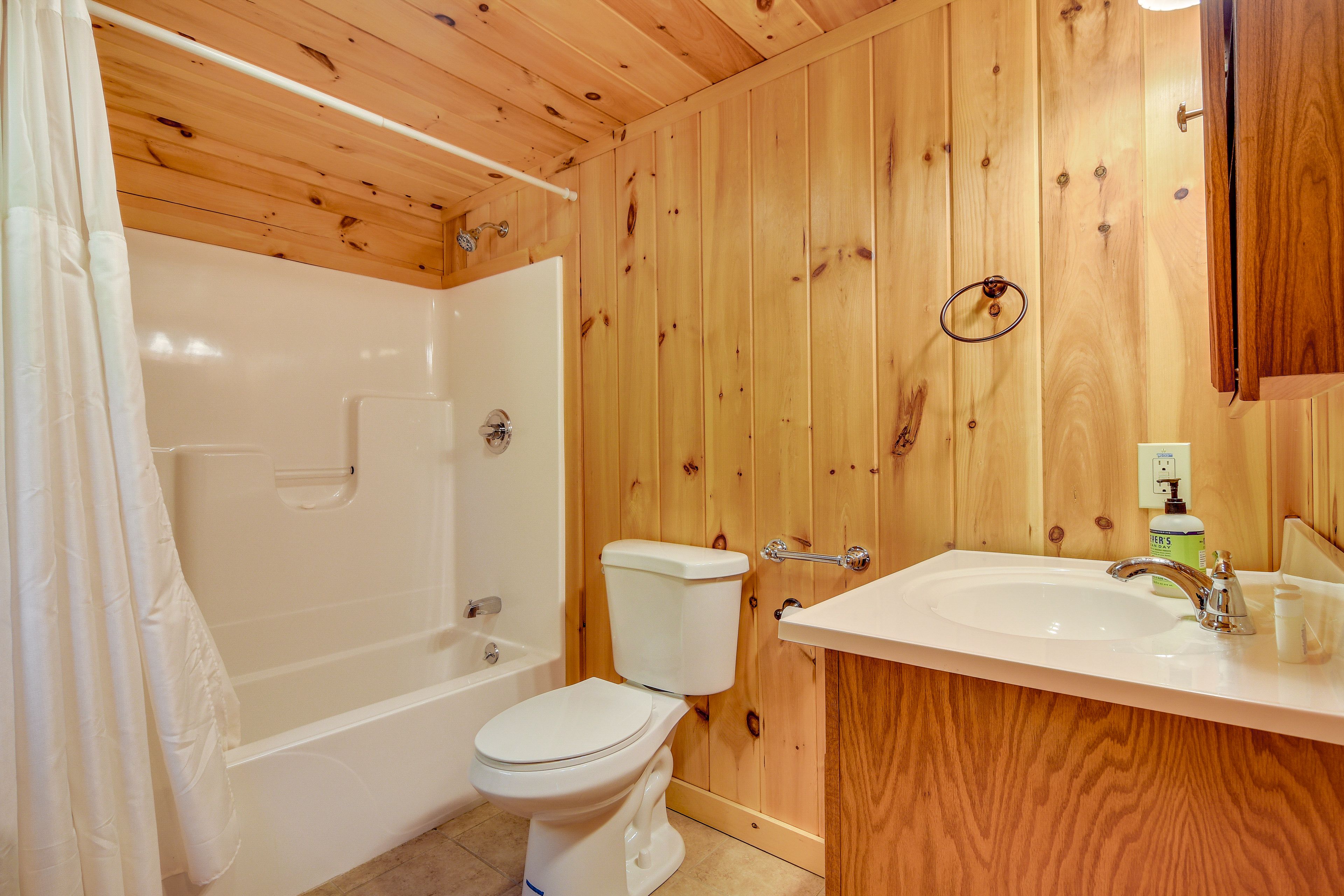 Full Bathroom | Towels Provided