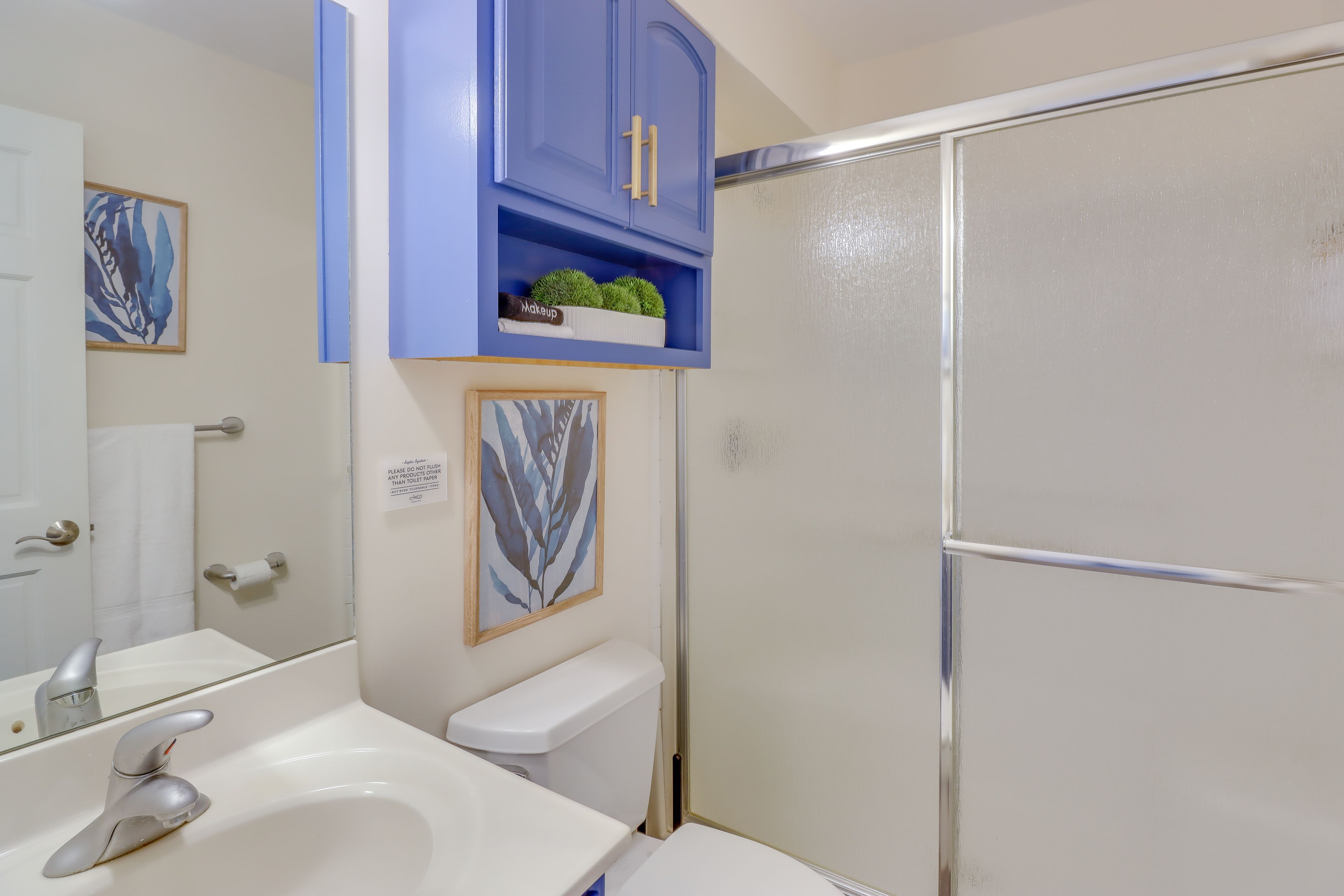Full Bathroom | Towels Provided | Walk-In Shower