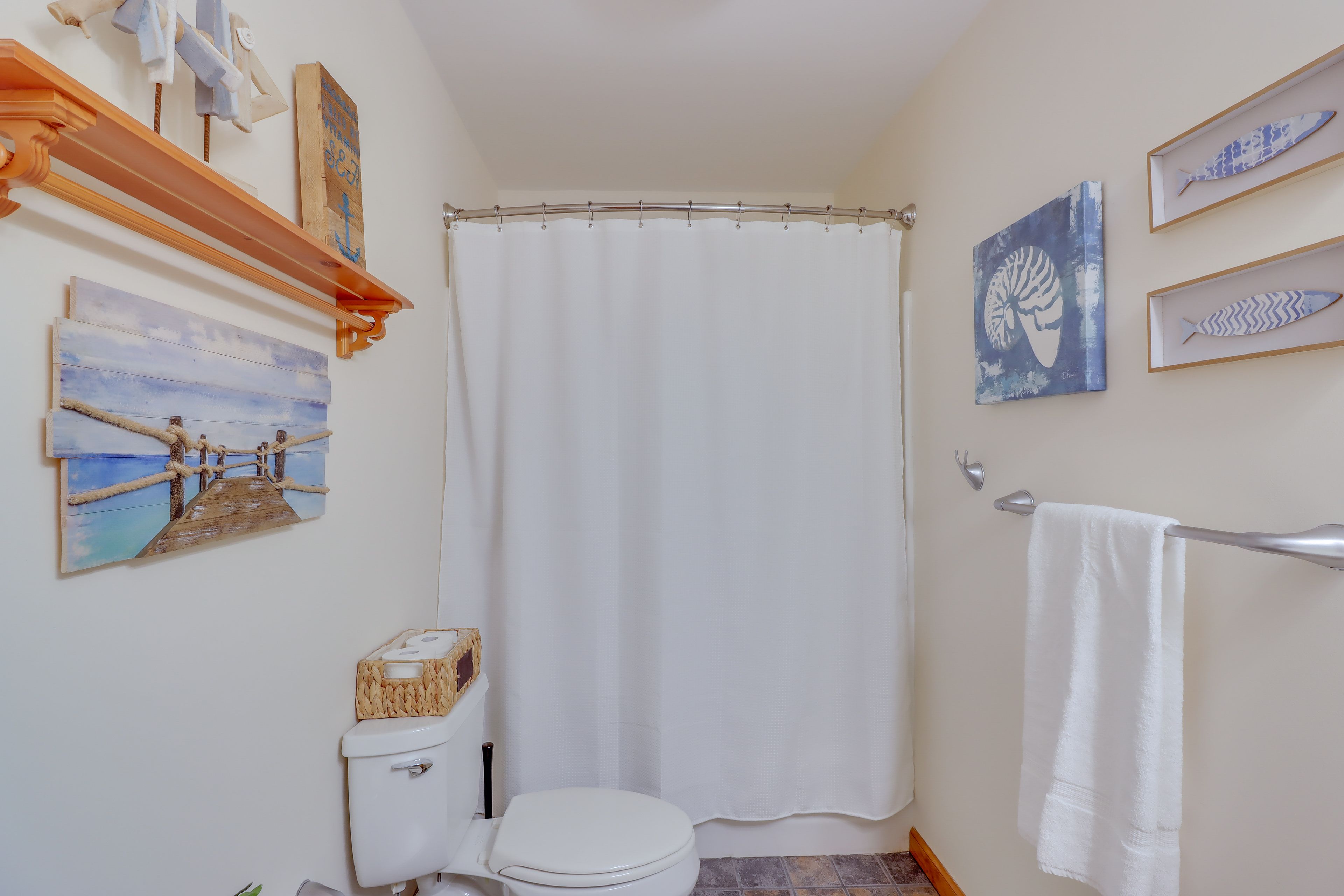 Full Bathroom | Shower/Tub Combo