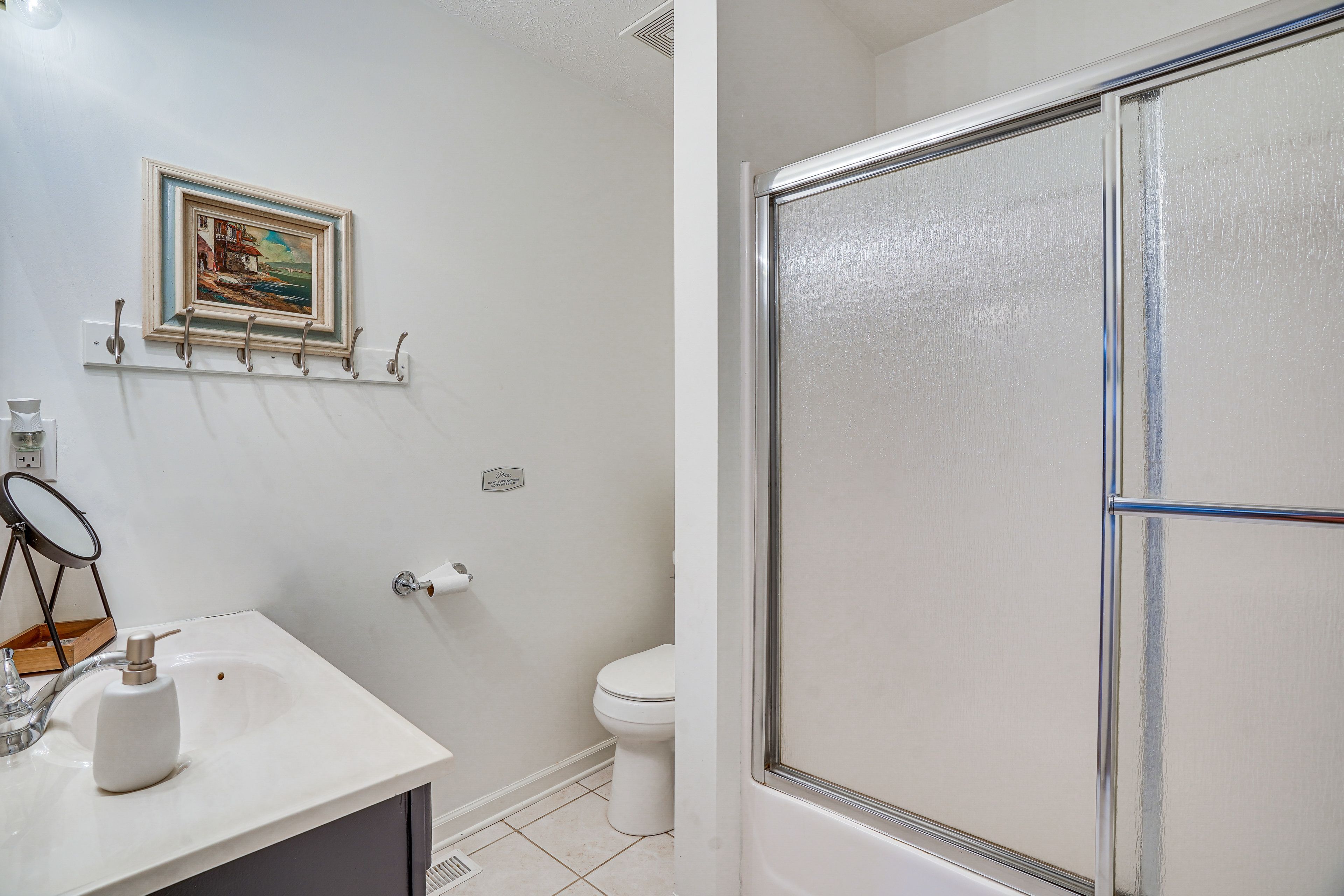 Full Bathroom | Towels Provided | Complimentary Toiletries | 1st Floor