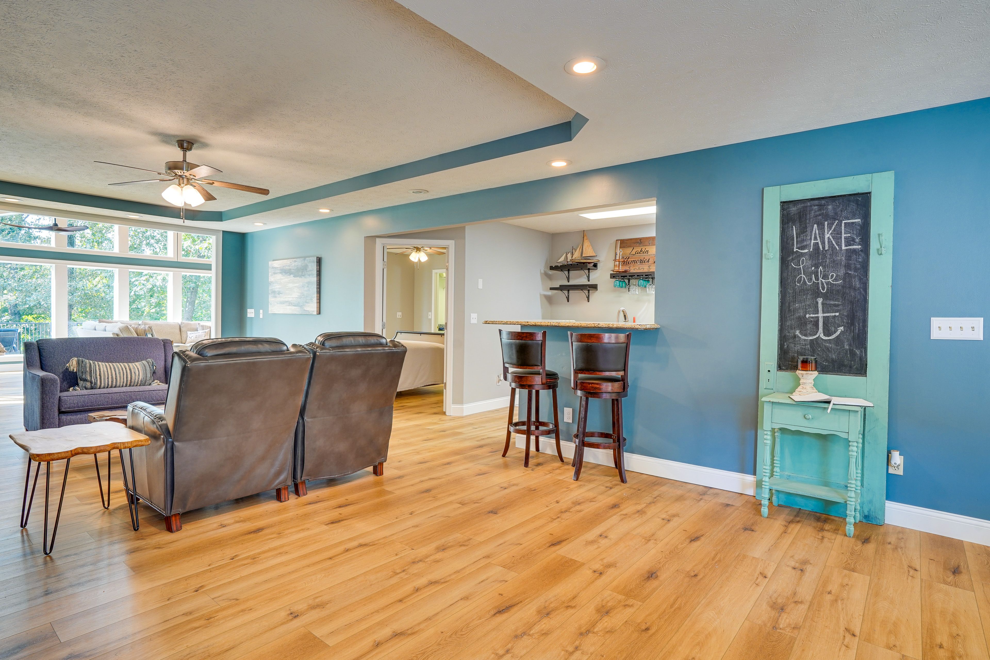 Breakfast Bar Seating | 1st Floor