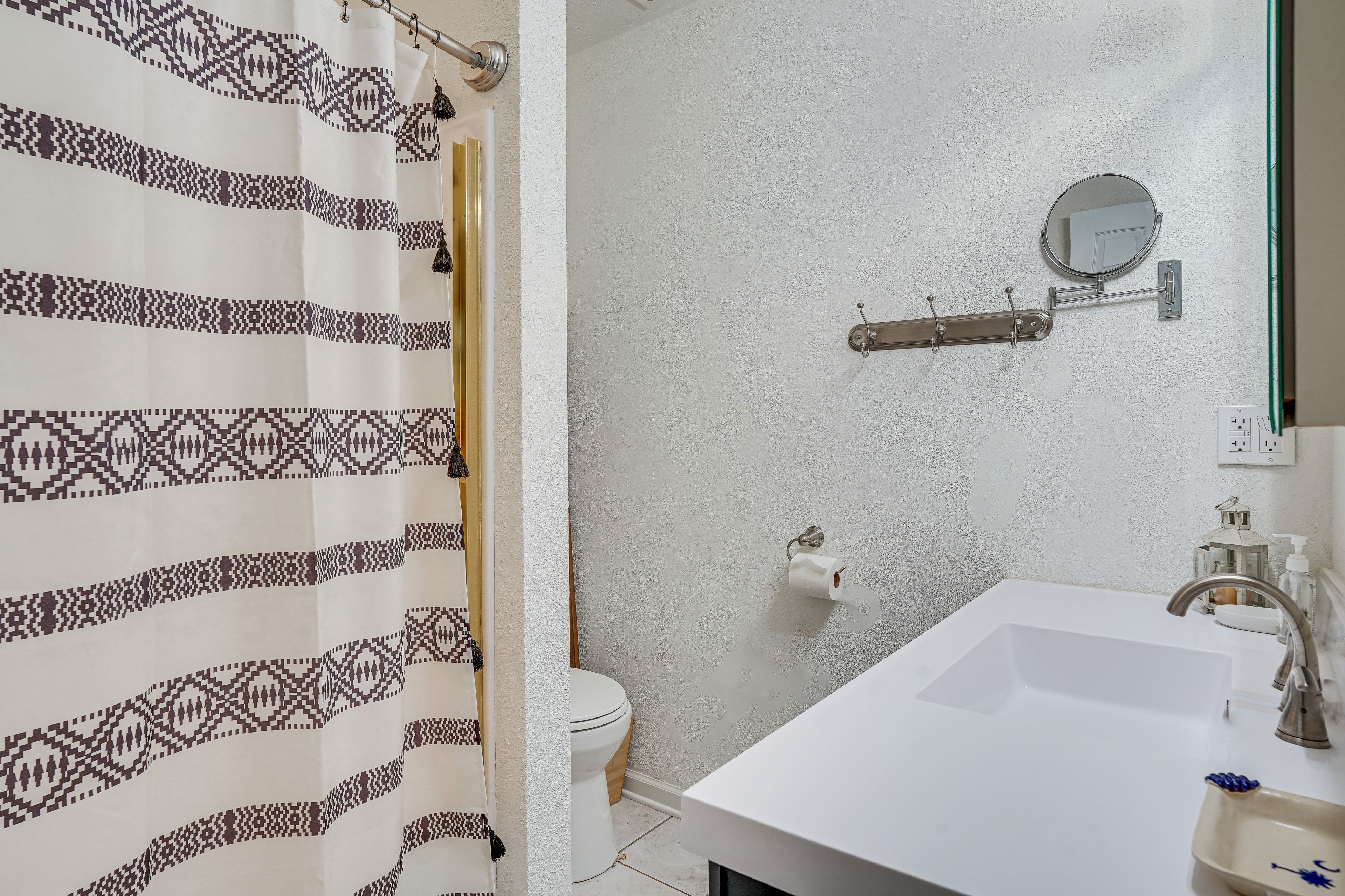 En-Suite Bathroom | Towels Provided | Complimentary Toiletries | 1st Floor