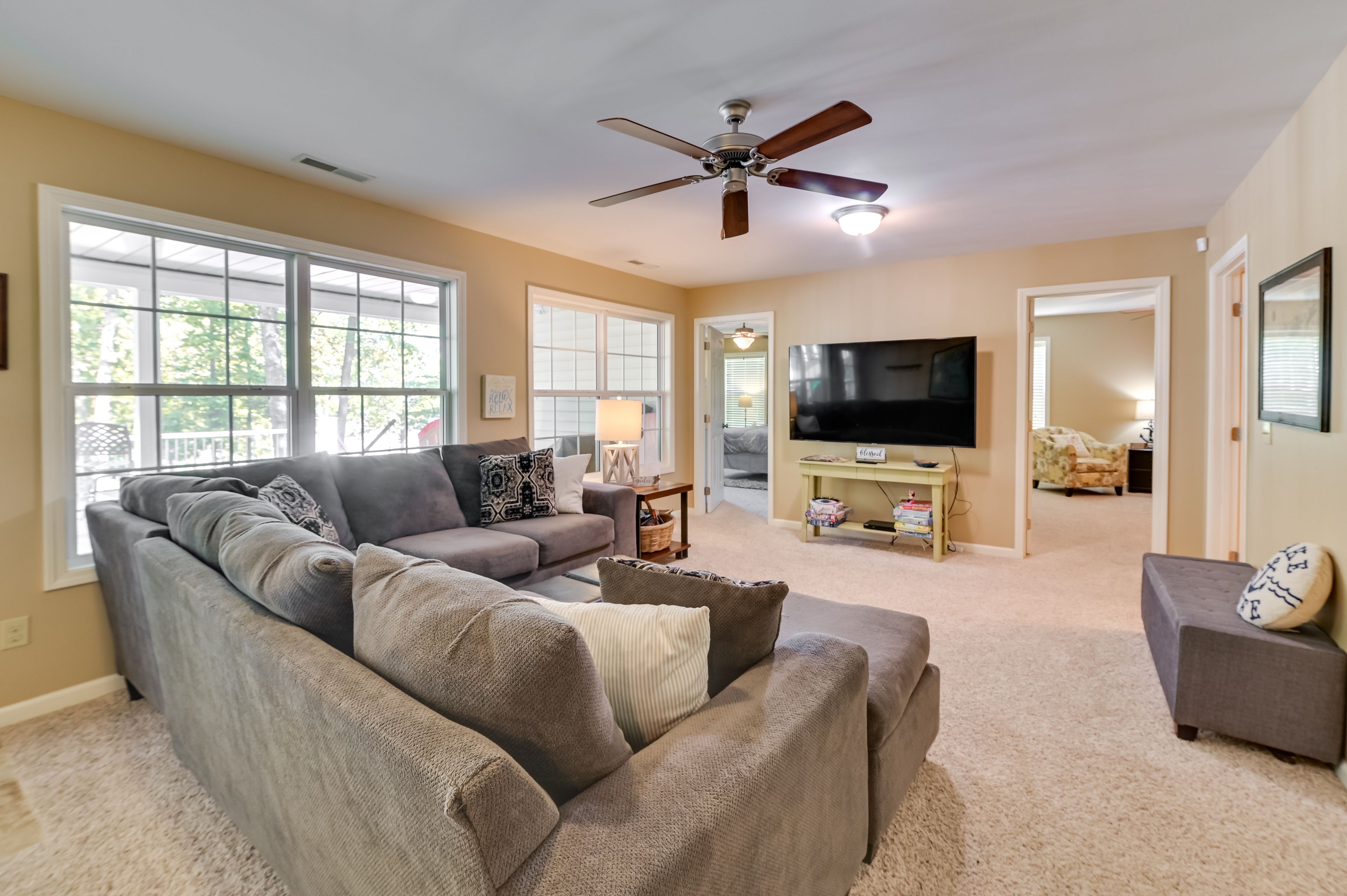 Living Room 2 | Smart TV | Board Games