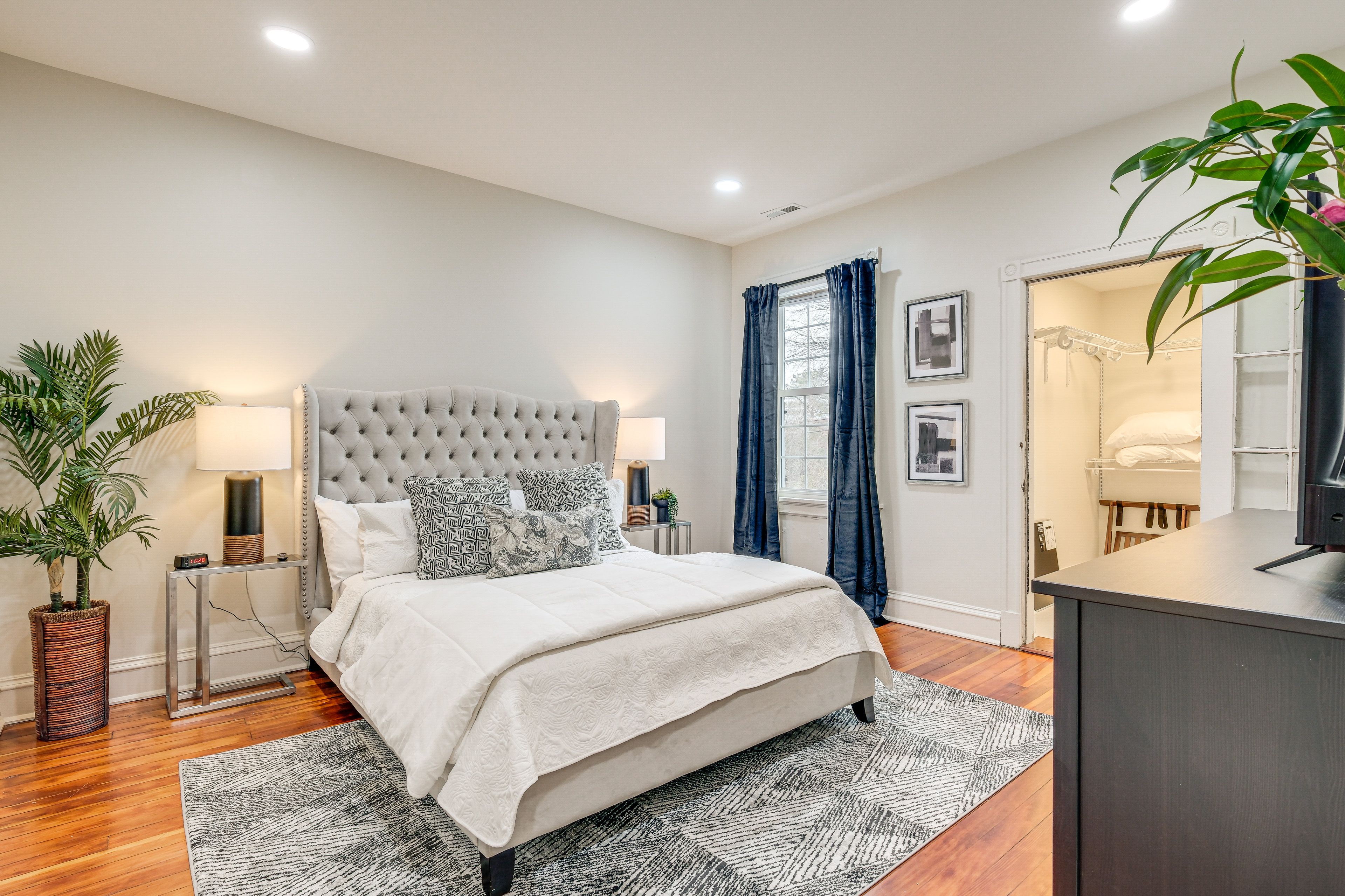 Bedroom 1 | Queen Bed | Smart TV | 2nd Floor