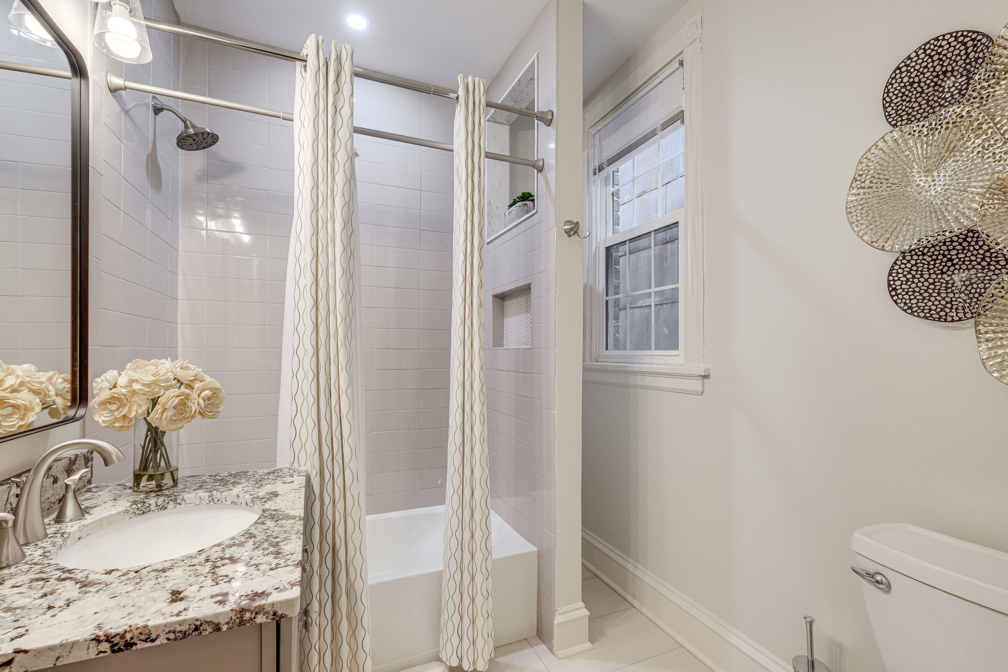 Full Bathroom | Towels Provided | 2nd Floor