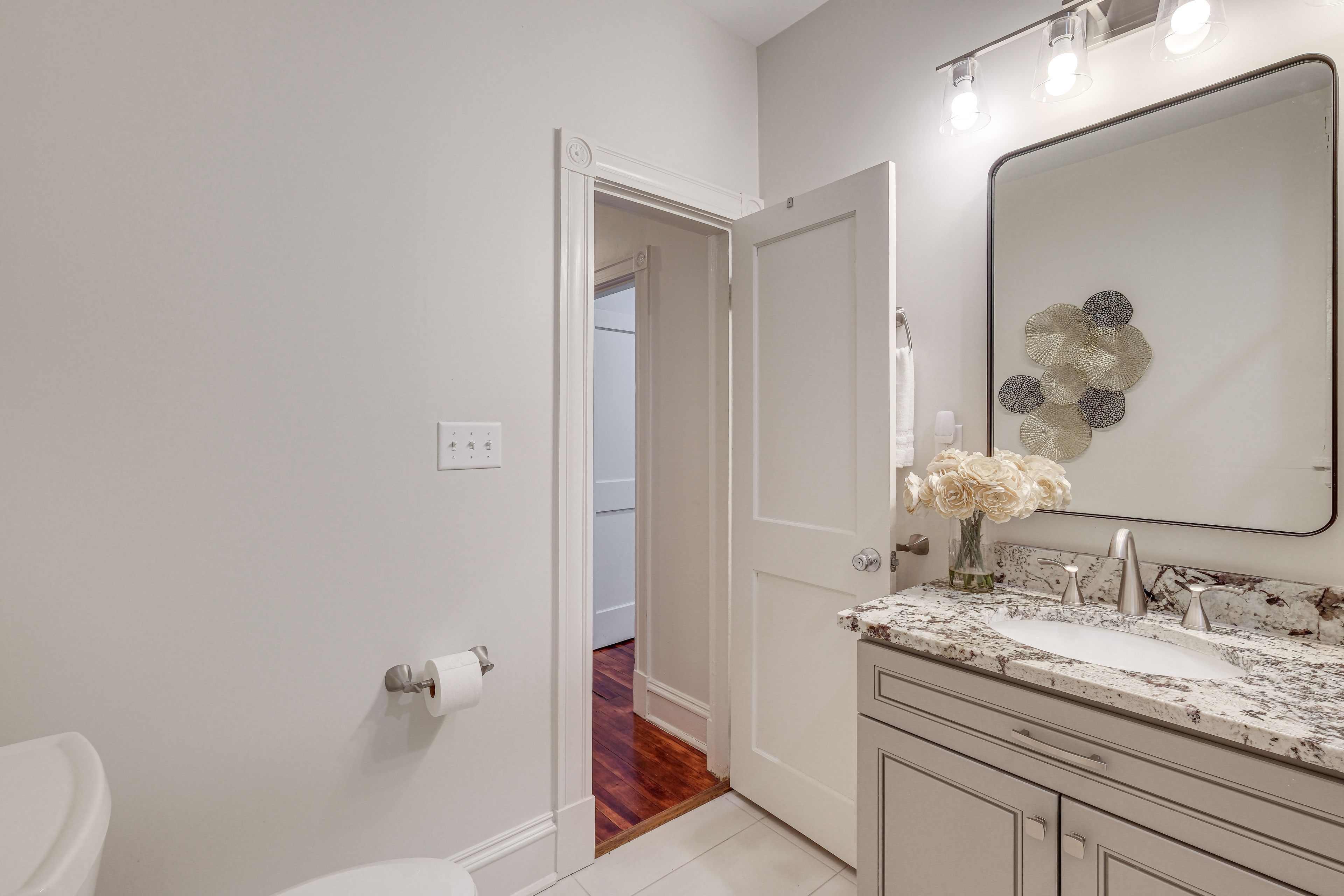 Full Bathroom | Towels Provided | 2nd Floor