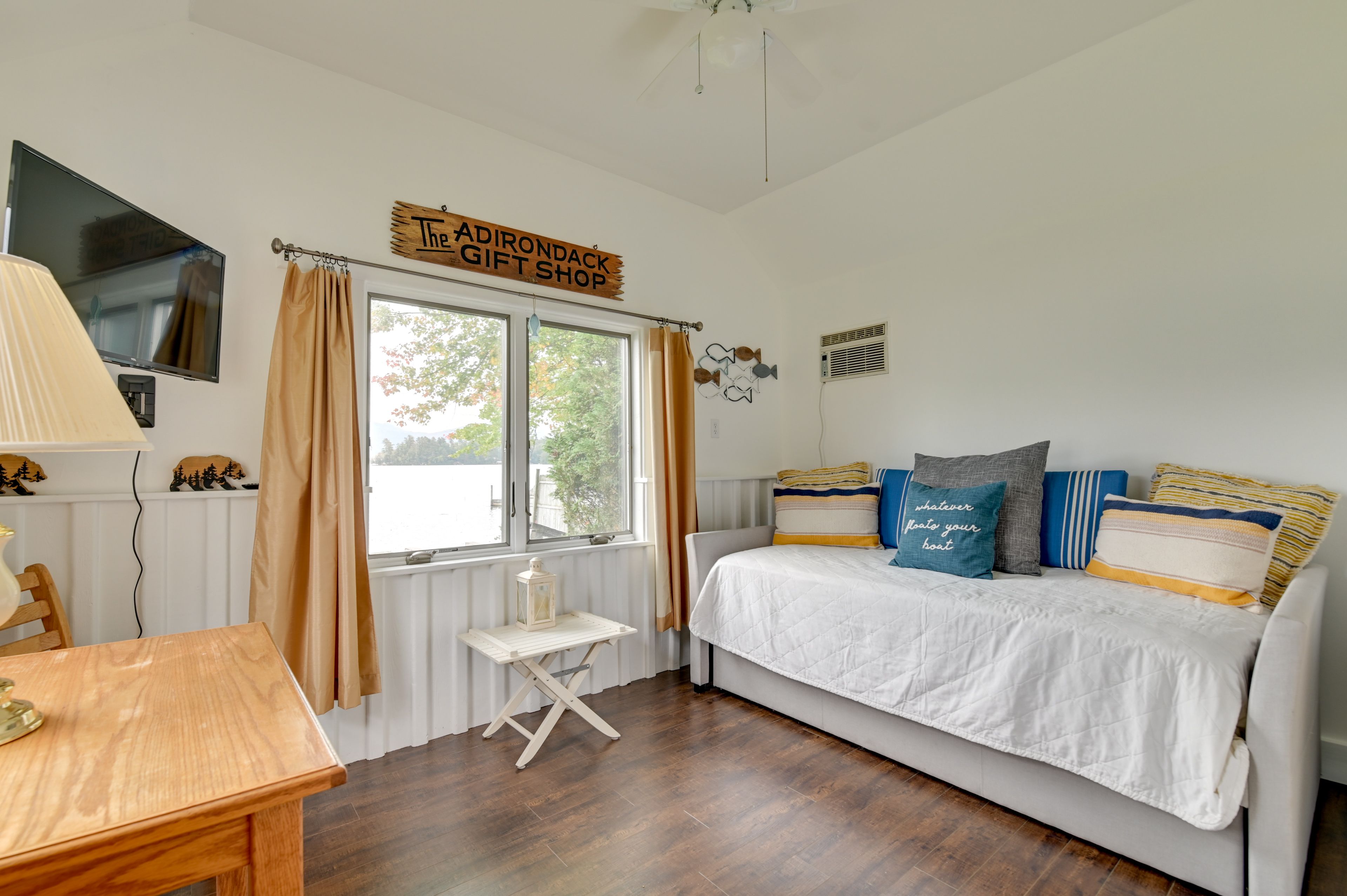 Living Room | Twin Daybed | Smart TV | Free WiFi