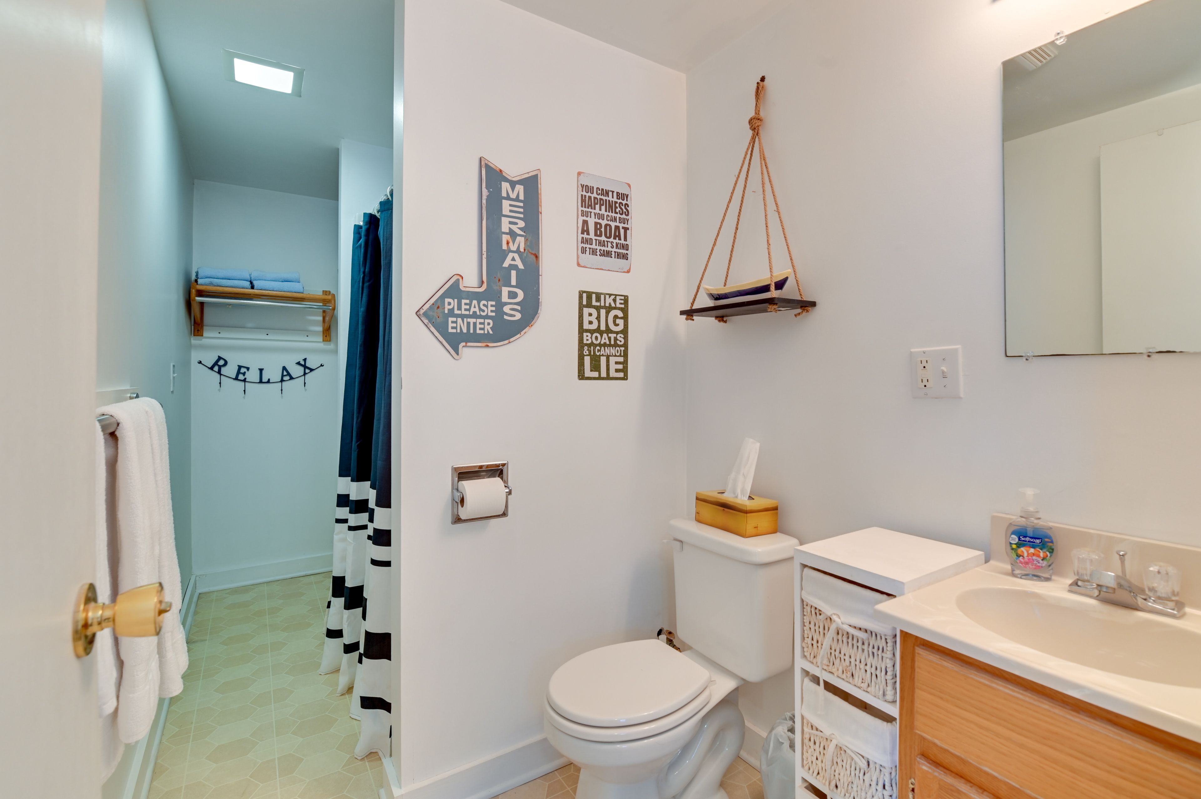 Full Bathroom | Towels Provided | Hair Dryer