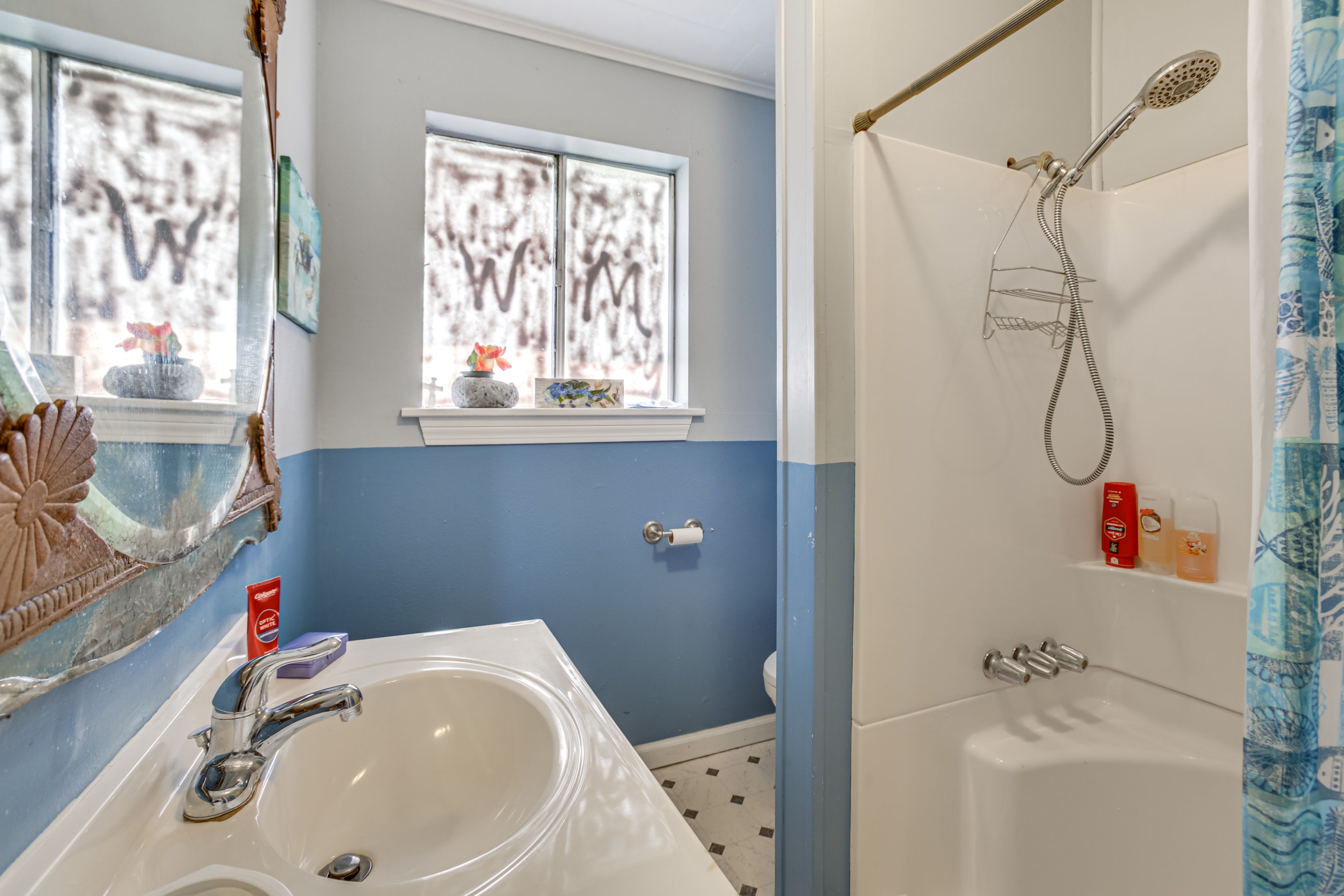 Full Bathroom | Towels Provided