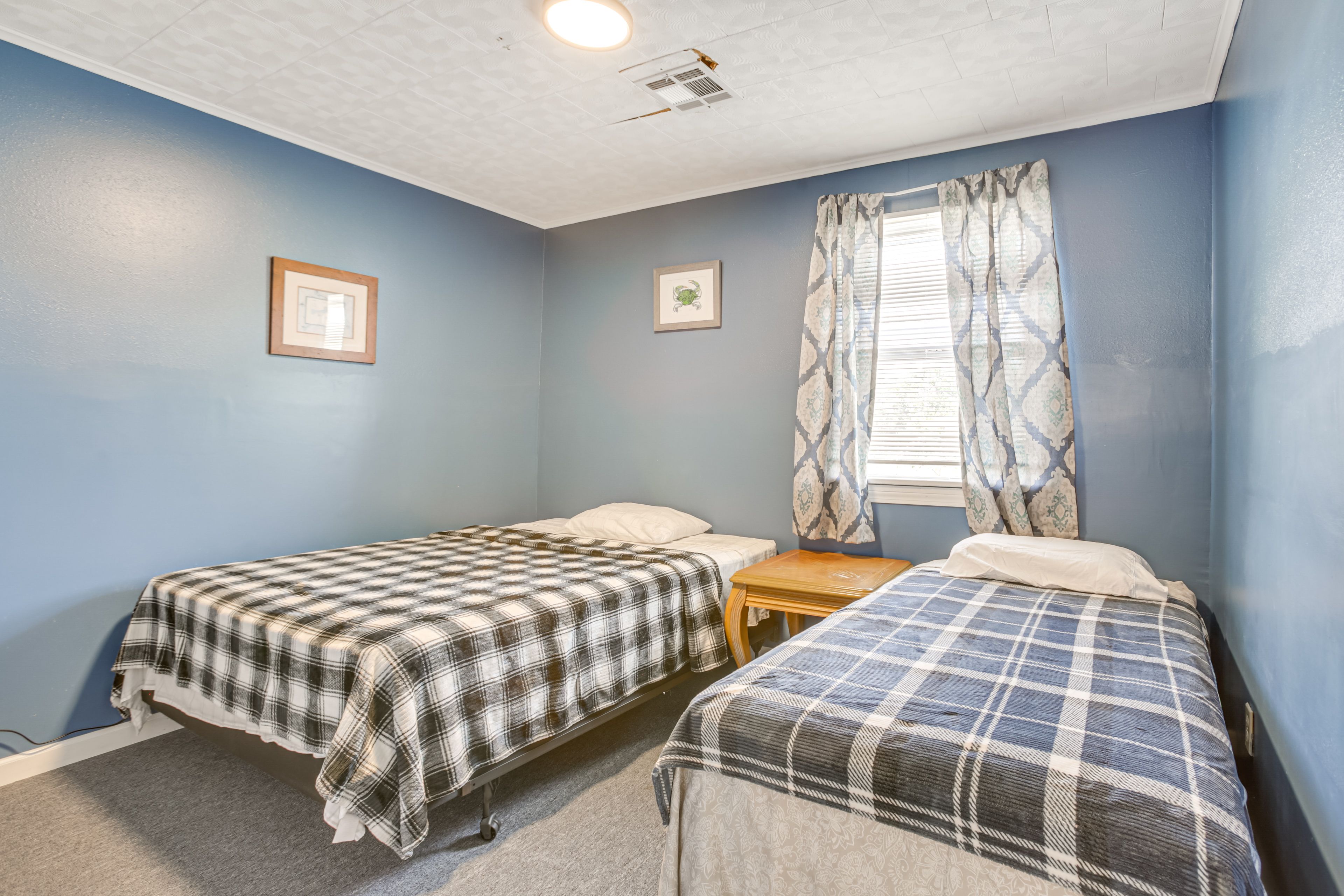 Bedroom 1 | Queen Bed | Twin Bed | Linens Provided