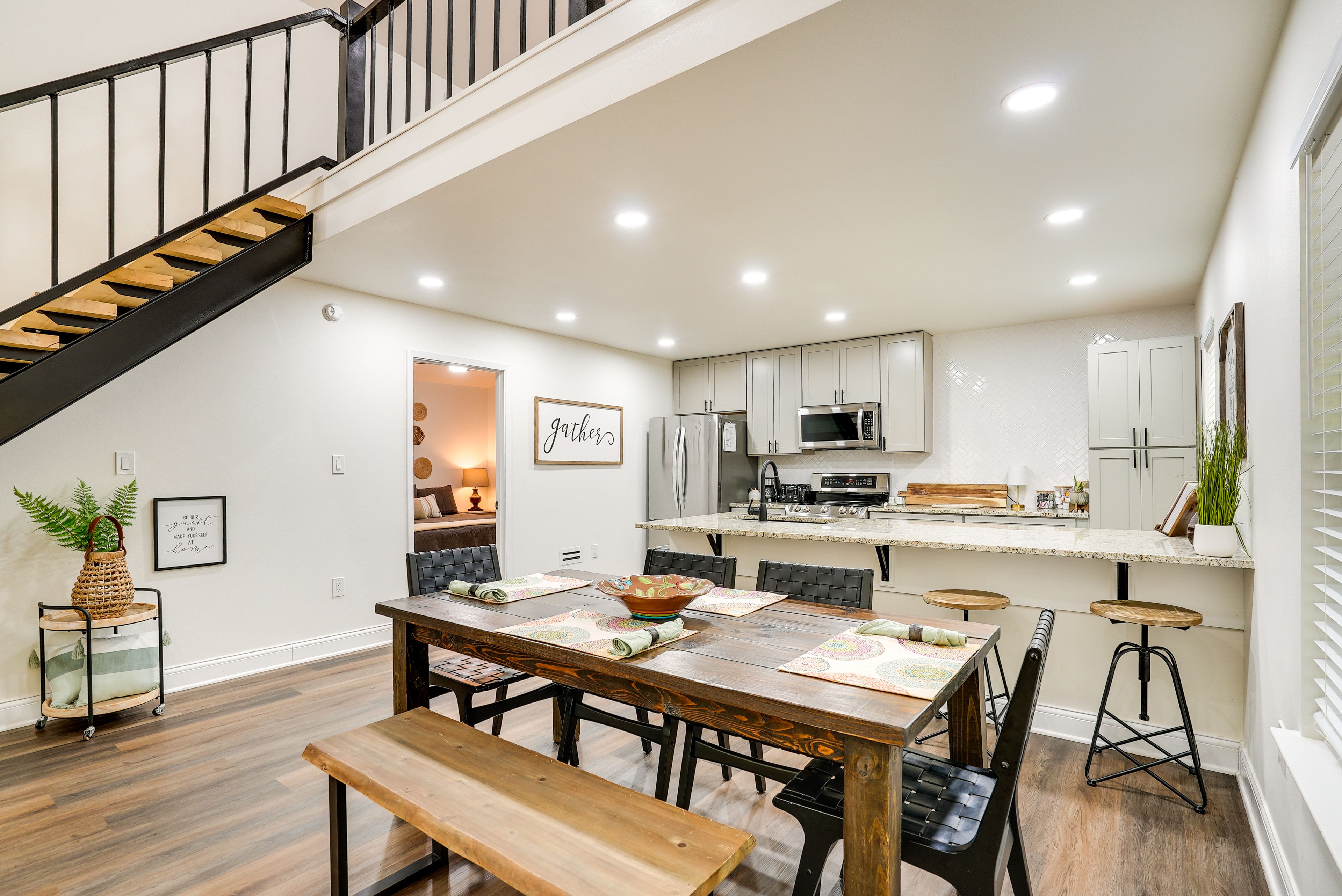 Dining Area | Breakfast Bar