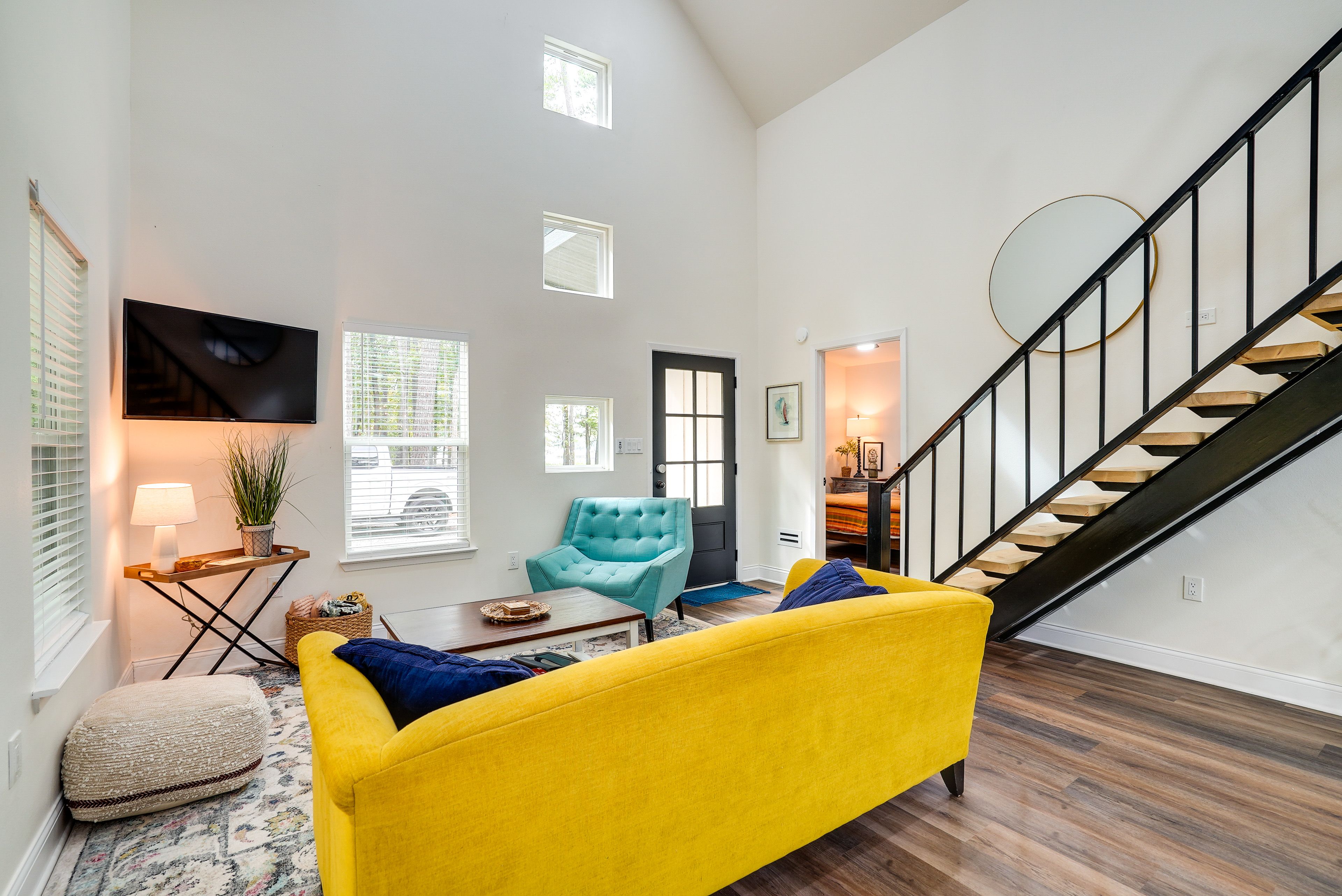 Living Room | Flat-Screen TV | Central Air Conditioning | Ceiling Fans