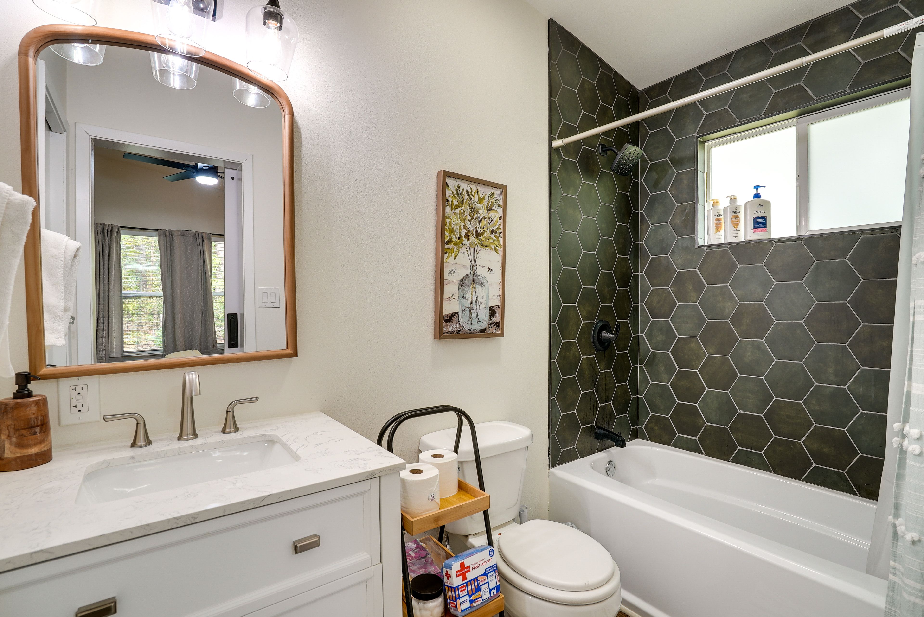 Full Bathroom | Shower/Tub Combo | Complimentary Toiletries